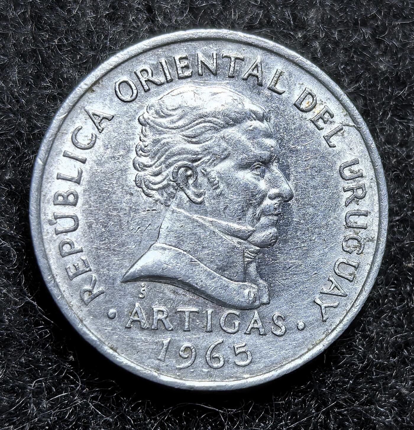 西班牙、丹属西印度、法属殖民地、乌拉圭银币古铜币，周五晚上九点倒数截拍，满百包邮，可寄存半年，喜欢朋友微信扫描二维码可直接参拍 乌拉圭1965年50分铝币，km45