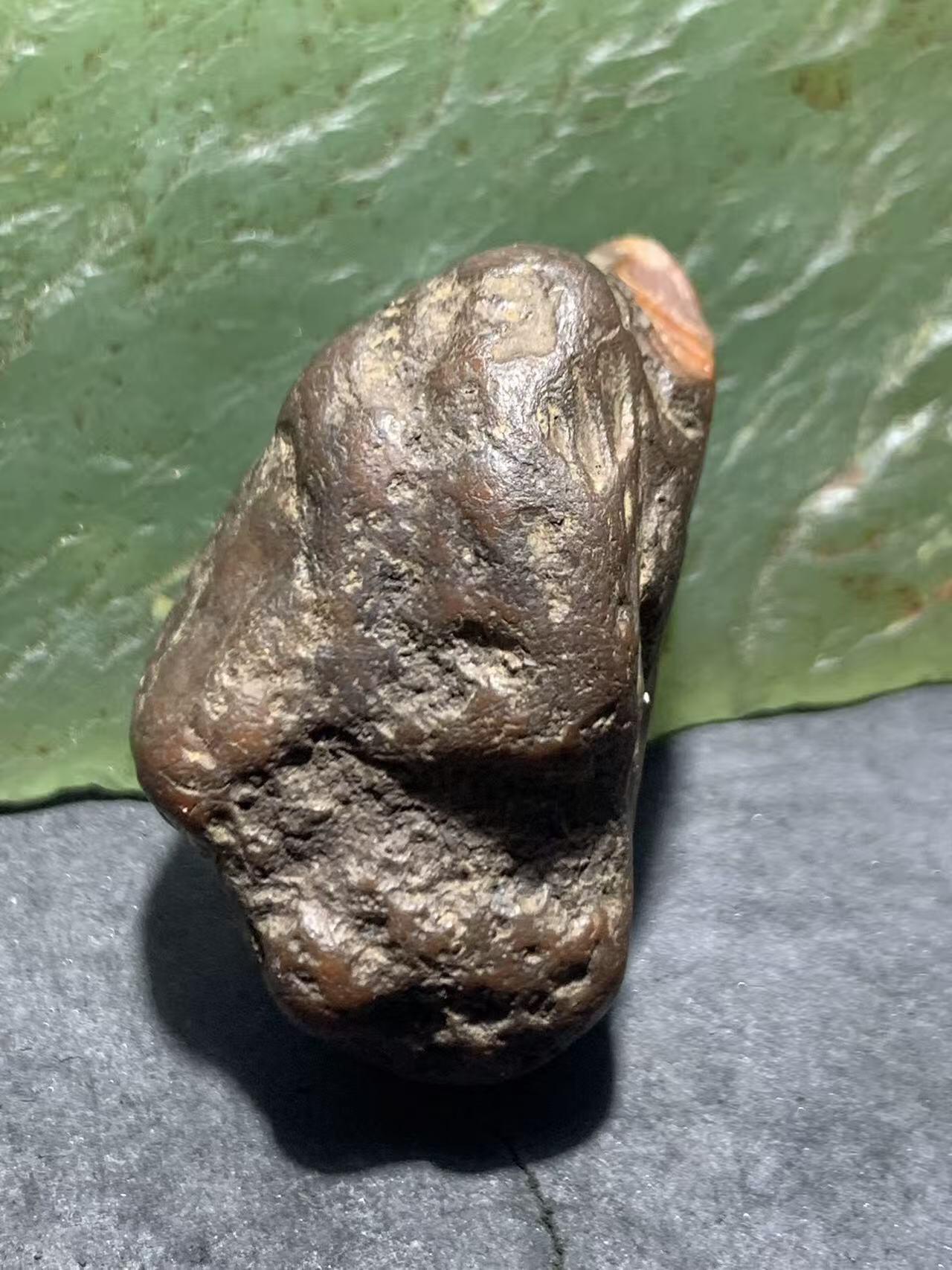 精美铁皮南红玛瑙原石一颗，