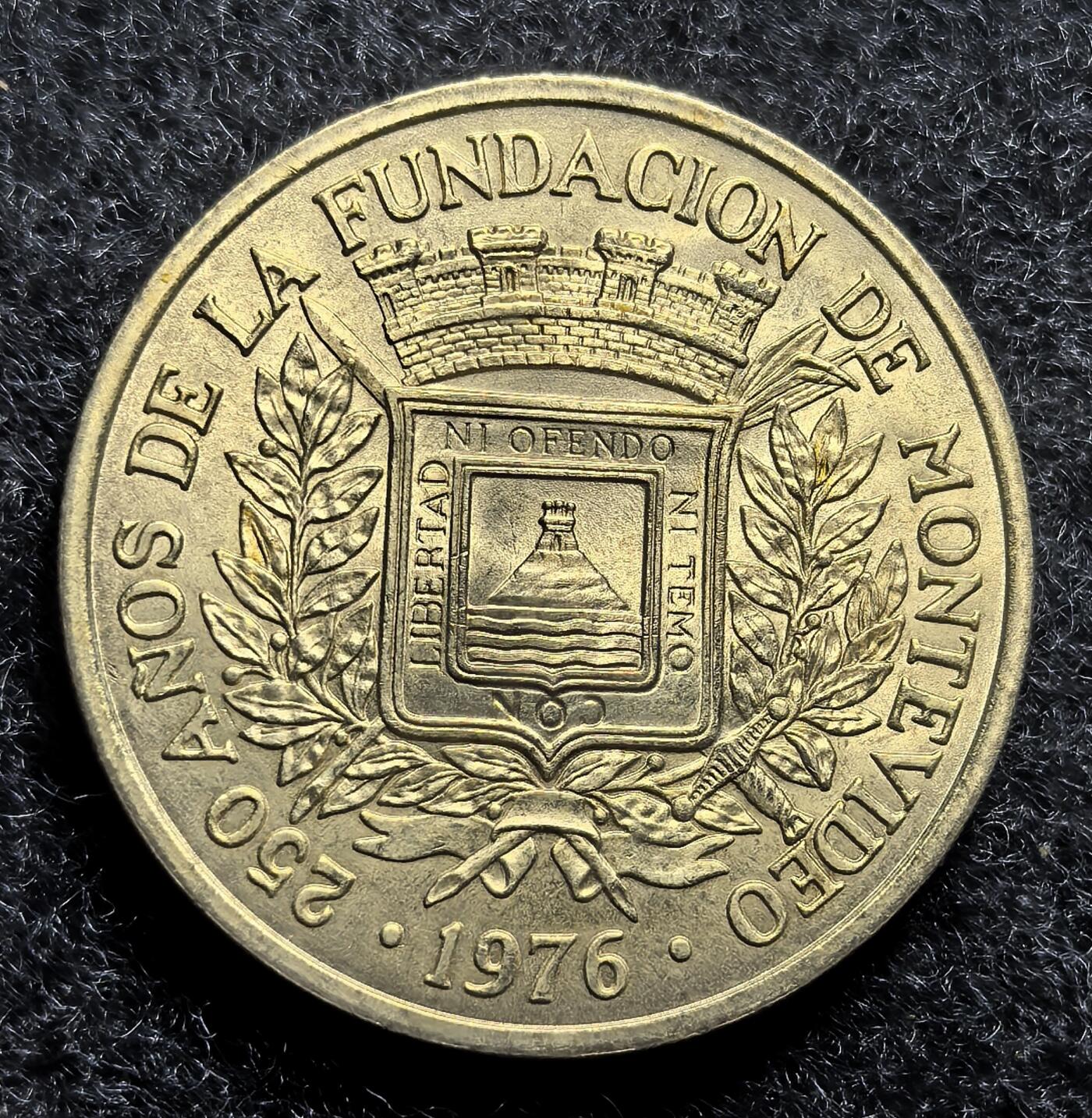 西班牙、丹属西印度、法属殖民地、乌拉圭银币古铜币，周五晚上九点倒数截拍，满百包邮，可寄存半年，喜欢朋友微信扫描二维码可直接参拍 乌拉圭1976年5新比索纪念币发行30万枚,km70