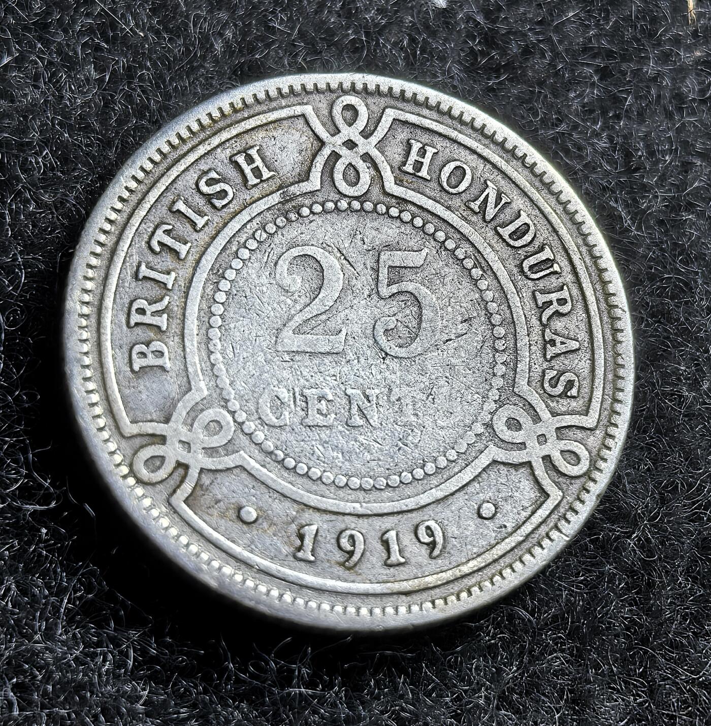 西班牙、丹属西印度、法属殖民地、乌拉圭银币古铜币，周五晚上九点倒数截拍，满百包邮，可寄存半年，喜欢朋友微信扫描二维码可直接参拍 英属洪都拉斯1919年25分银币，km17