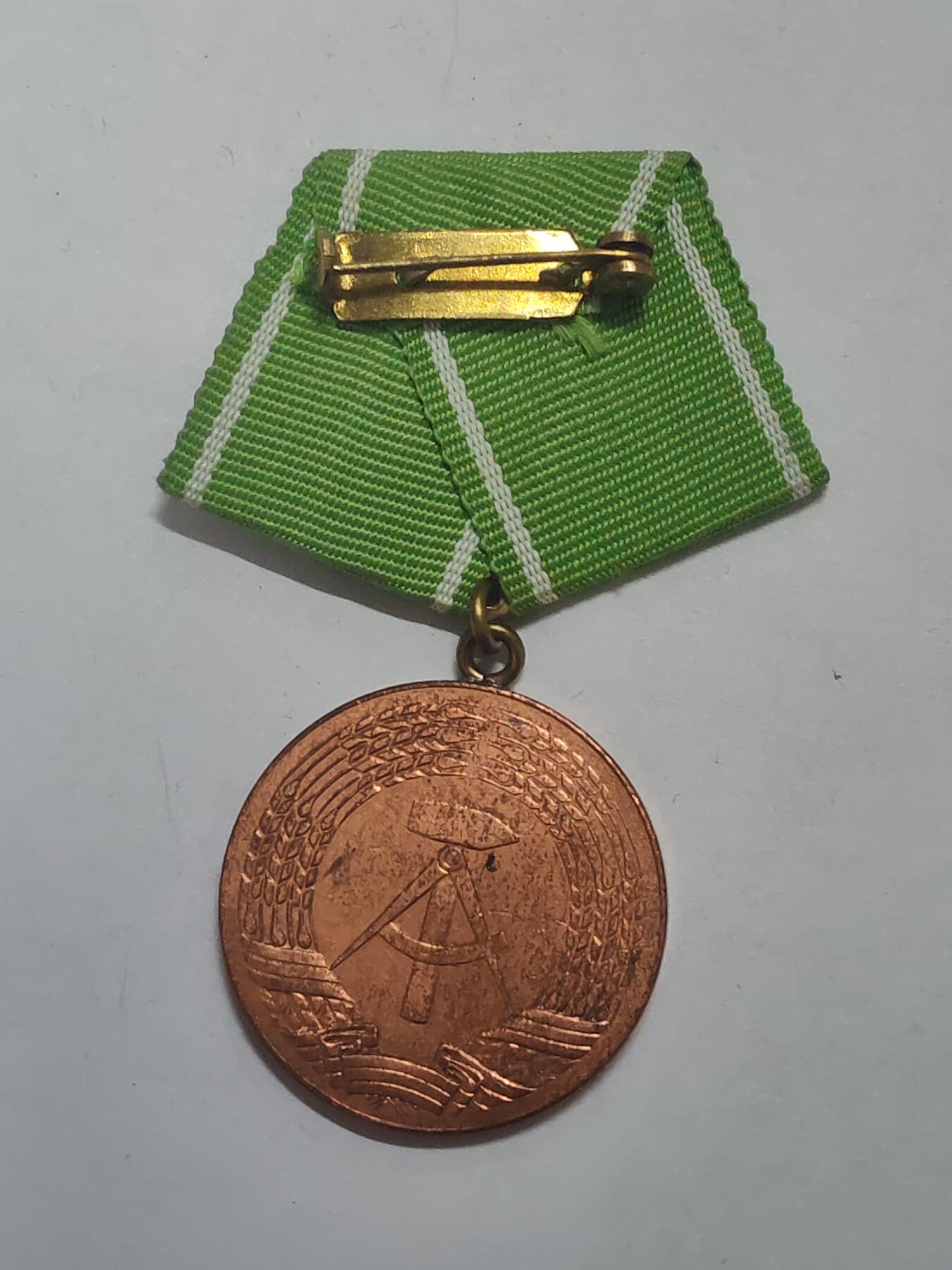 荷兰第128期勋赏拍卖 民主德国内务部武装力量杰出服务奖章