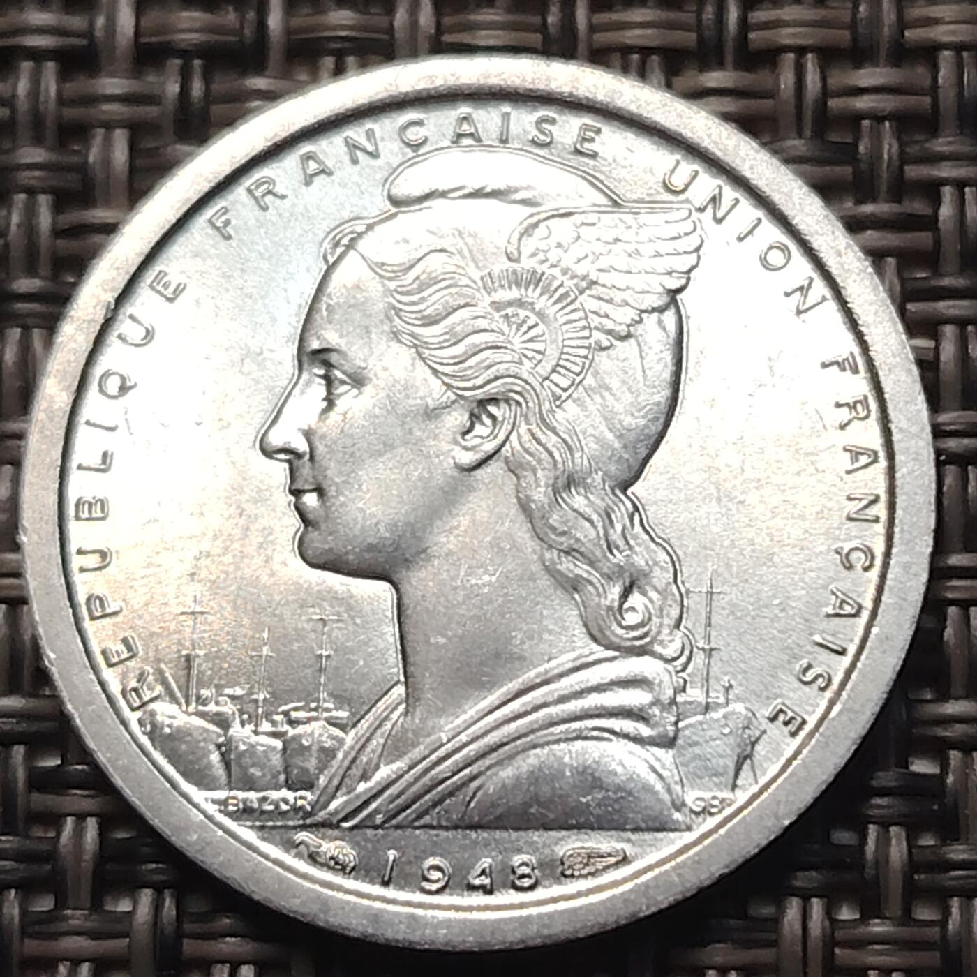 布加迪🐬～世界钱币(上海)🌾第 258 期 /  各国套币和散币 法属圣皮埃尔和密克隆 1948年 2法郎铝币 帆船  26.95mm 独立年份