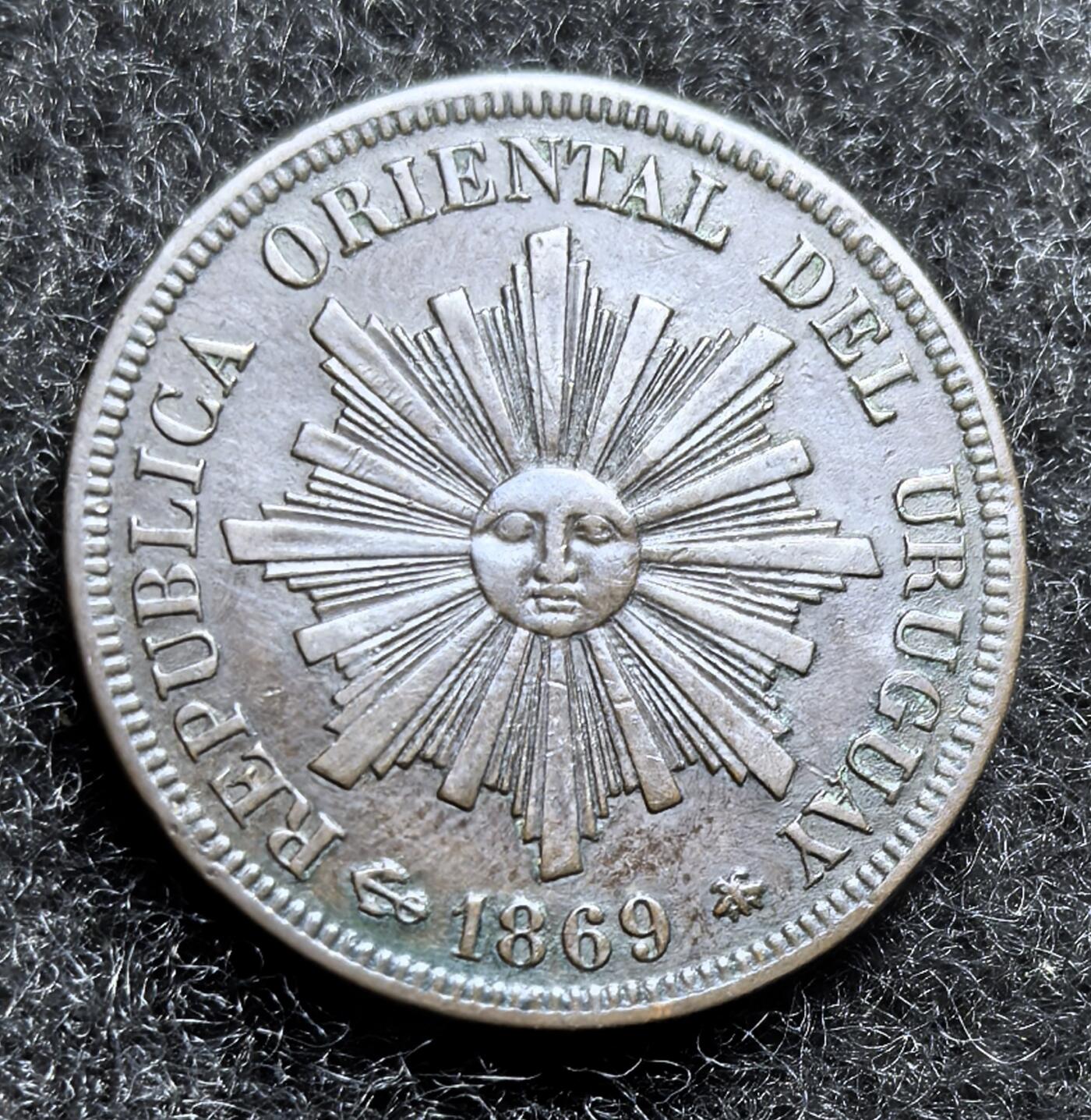 西班牙、丹属西印度、法属殖民地、乌拉圭银币古铜币，周五晚上九点倒数截拍，满百包邮，可寄存半年，喜欢朋友微信扫描二维码可直接参拍 AU品相乌拉圭1869年1分，km11