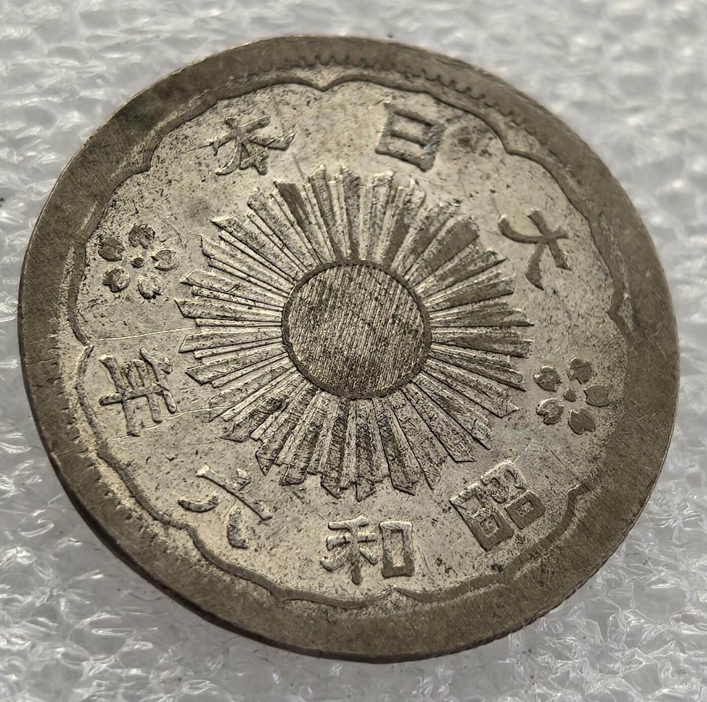  外国优质老铜币银币，周六九点倒数截拍，满百包邮，可寄存半年，喜欢朋友微信扫描二维码可直接参拍