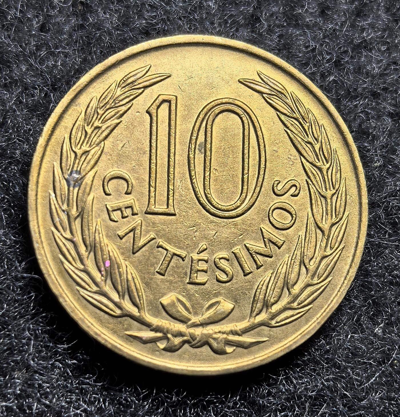 西班牙、丹属西印度、法属殖民地、乌拉圭银币古铜币，周五晚上九点倒数截拍，满百包邮，可寄存半年，喜欢朋友微信扫描二维码可直接参拍 UNC品相乌拉圭1960年10分，km39