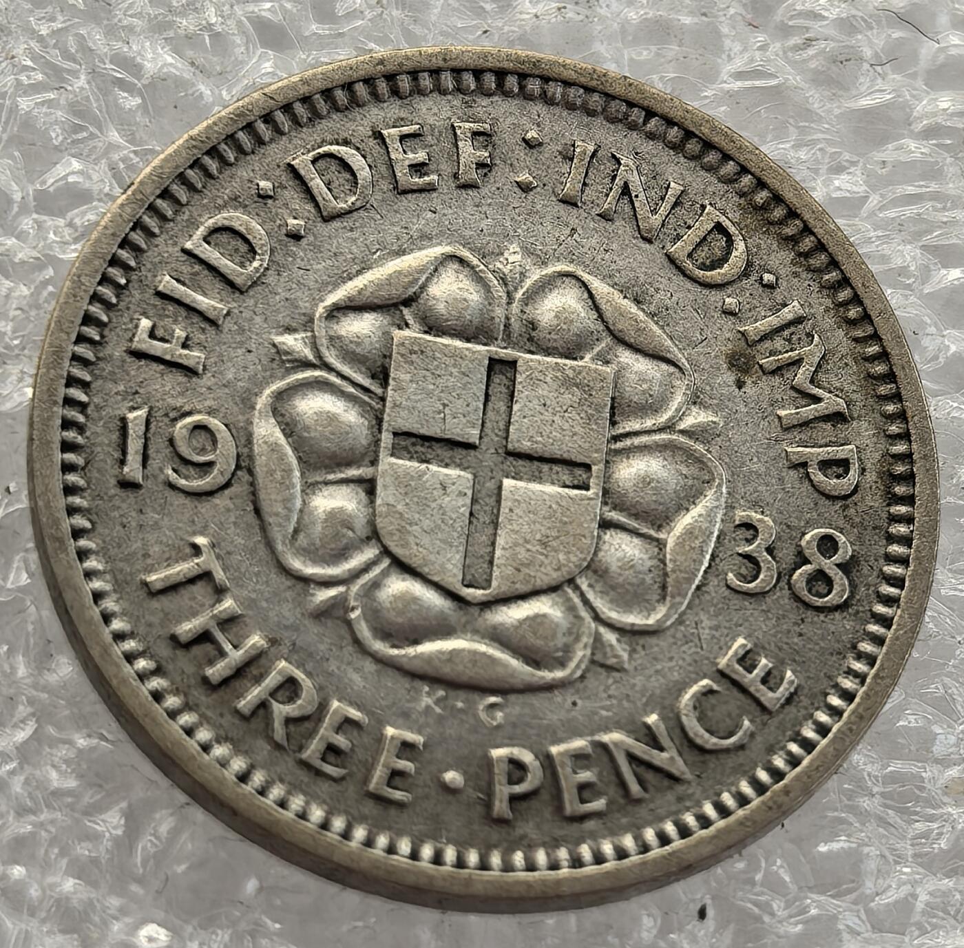  外国优质老铜币银币，周六九点倒数截拍，满百包邮，可寄存半年，喜欢朋友微信扫描二维码可直接参拍 英国1938年3便士银币