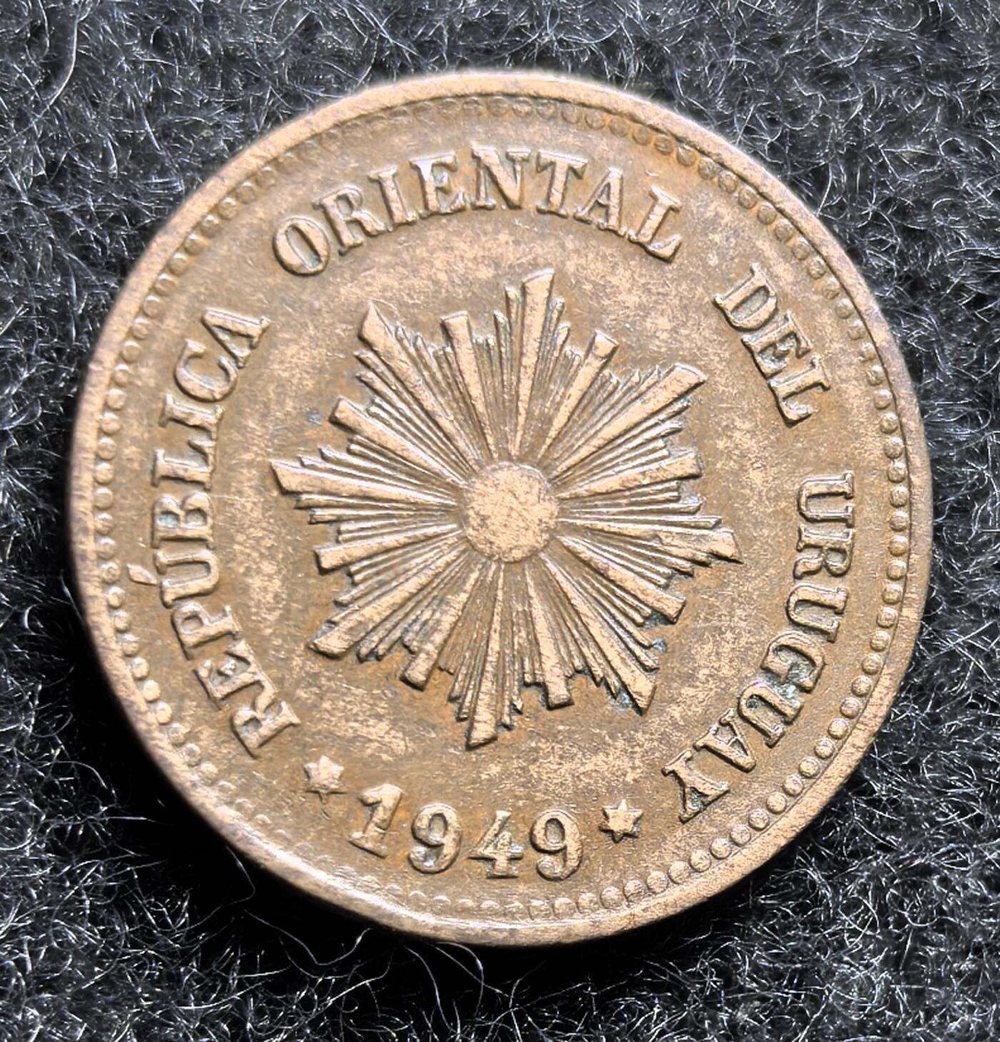 西班牙、丹属西印度、法属殖民地、乌拉圭银币古铜币，周五晚上九点倒数截拍，满百包邮，可寄存半年，喜欢朋友微信扫描二维码可直接参拍 AU品相乌拉圭1949年2分，km20a