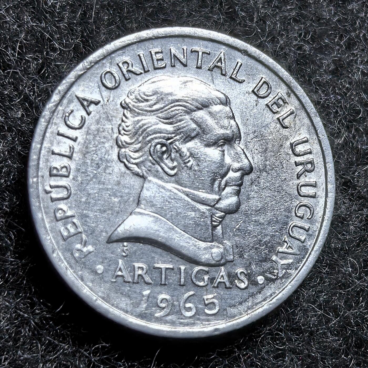 西班牙、丹属西印度、法属殖民地、乌拉圭银币古铜币，周五晚上九点倒数截拍，满百包邮，可寄存半年，喜欢朋友微信扫描二维码可直接参拍 乌拉圭1965年20分铝币第一枚，km44