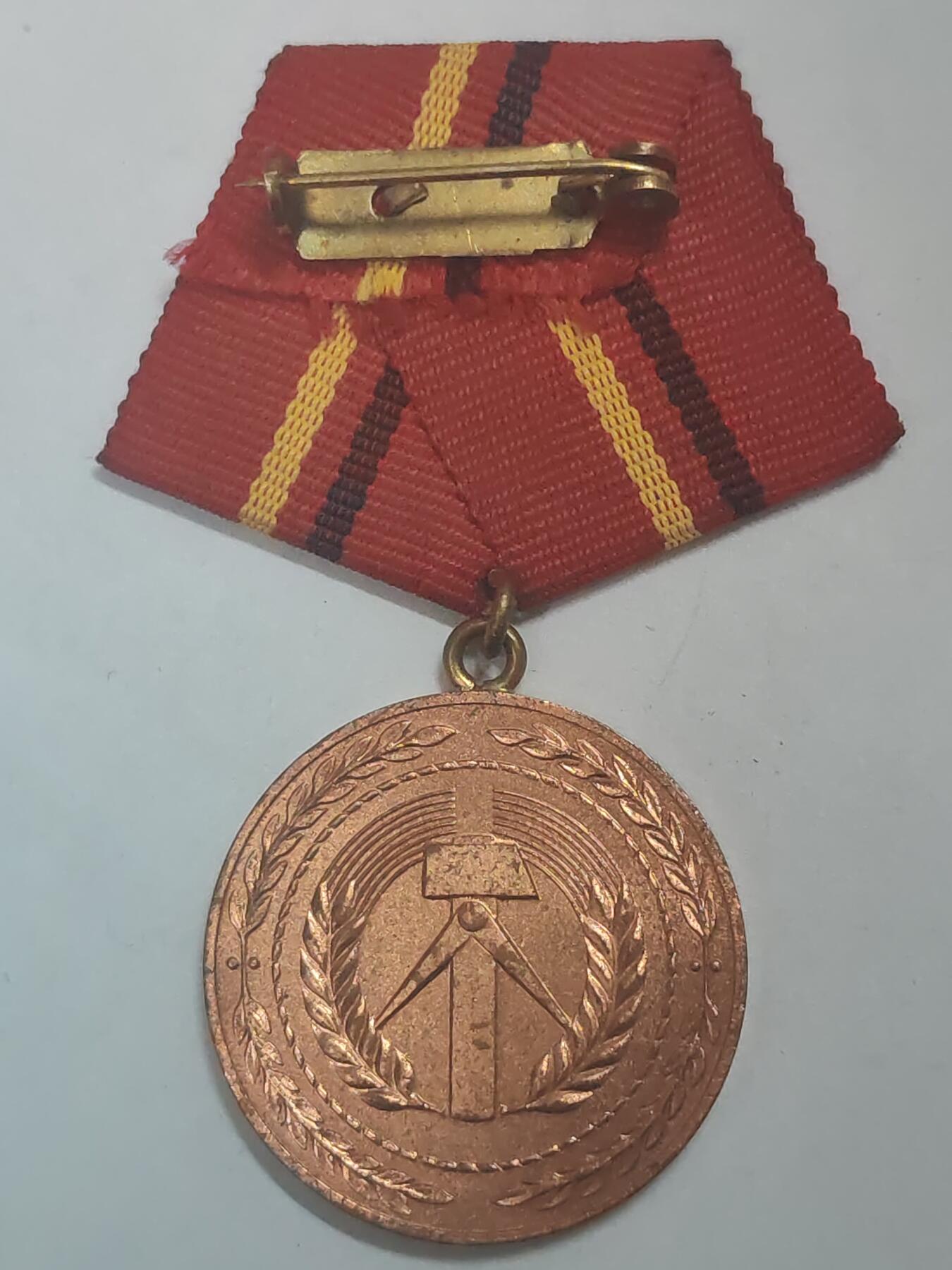 荷兰第128期勋赏拍卖 民主德国铜级工战队功绩服务奖章