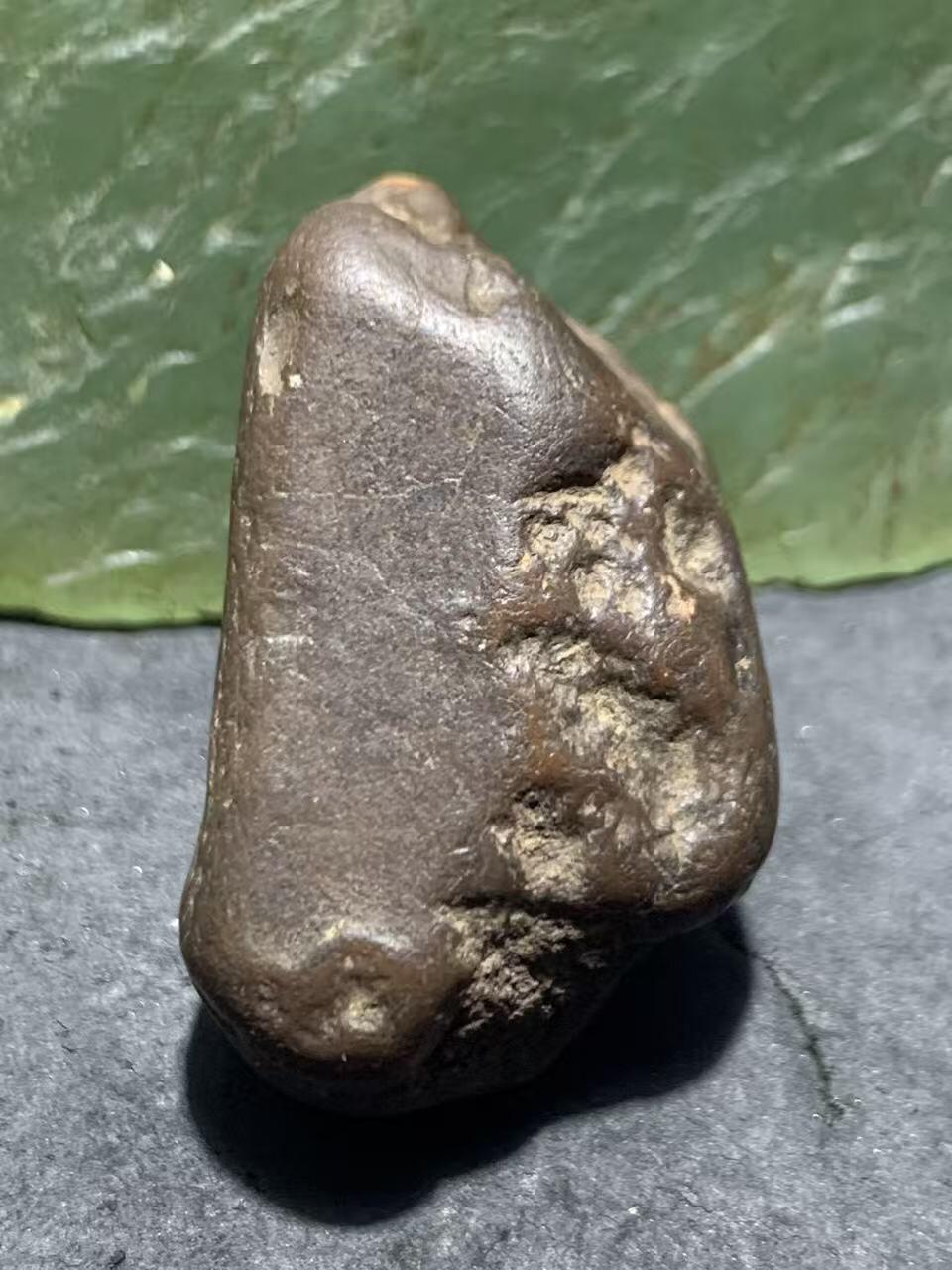 精美铁皮南红玛瑙原石一颗，