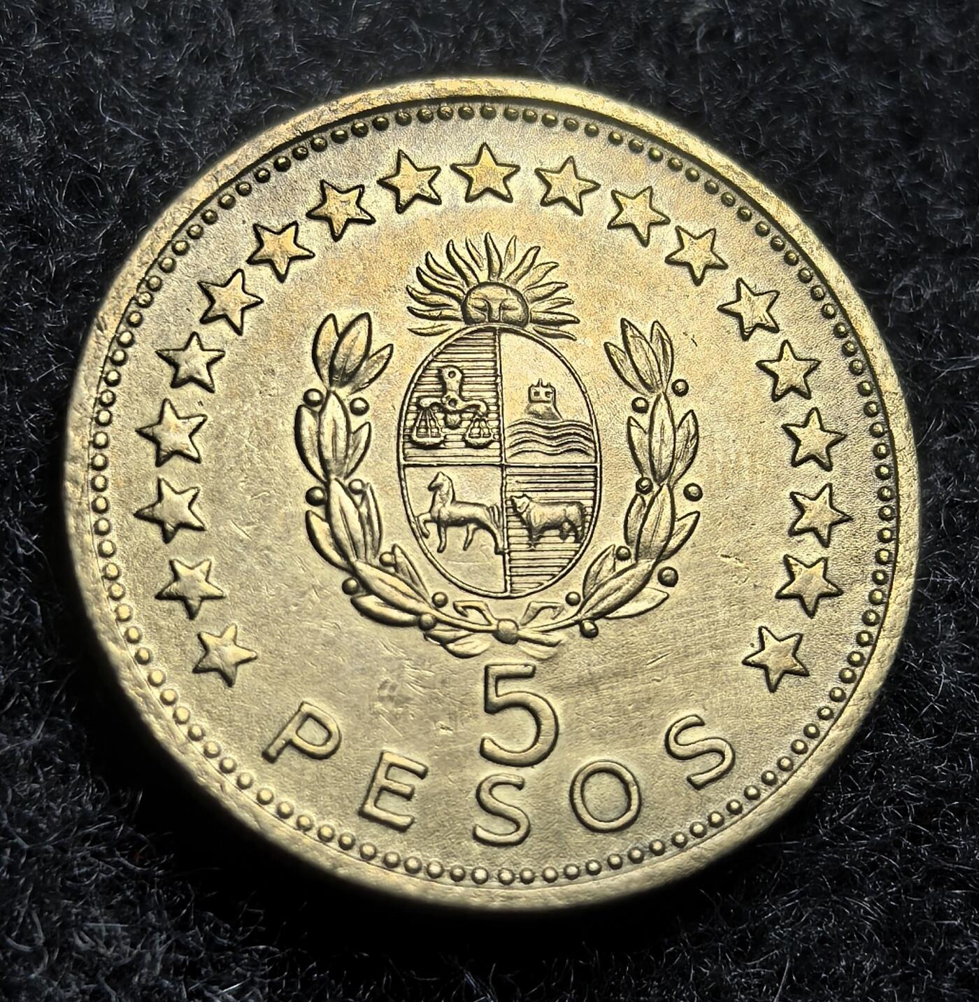 西班牙、丹属西印度、法属殖民地、乌拉圭银币古铜币，周五晚上九点倒数截拍，满百包邮，可寄存半年，喜欢朋友微信扫描二维码可直接参拍 好品相乌拉圭1965年5比索，km47