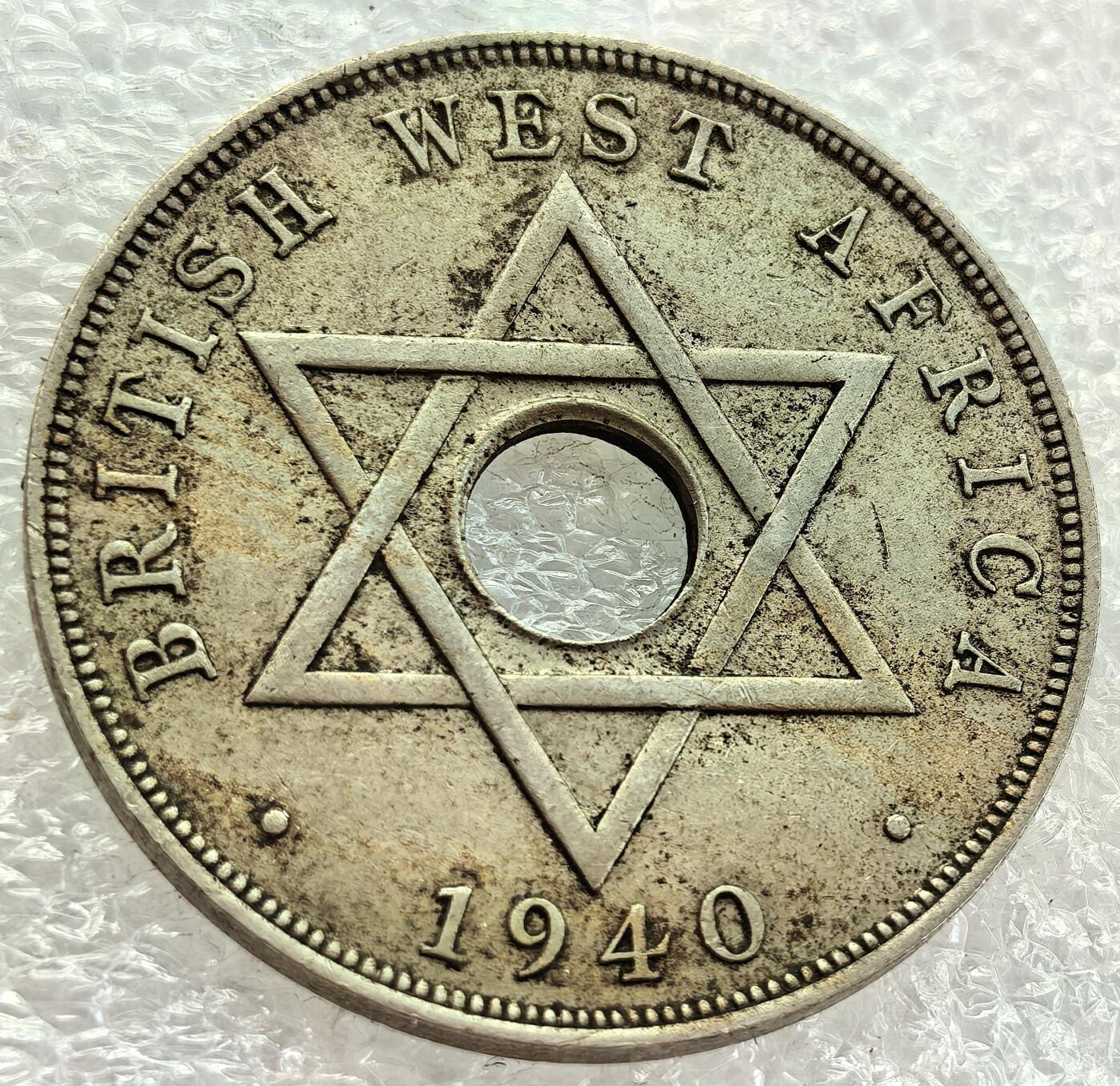  外国优质老铜币银币，周六九点倒数截拍，满百包邮，可寄存半年，喜欢朋友微信扫描二维码可直接参拍 英属西非1940年中孔大便士