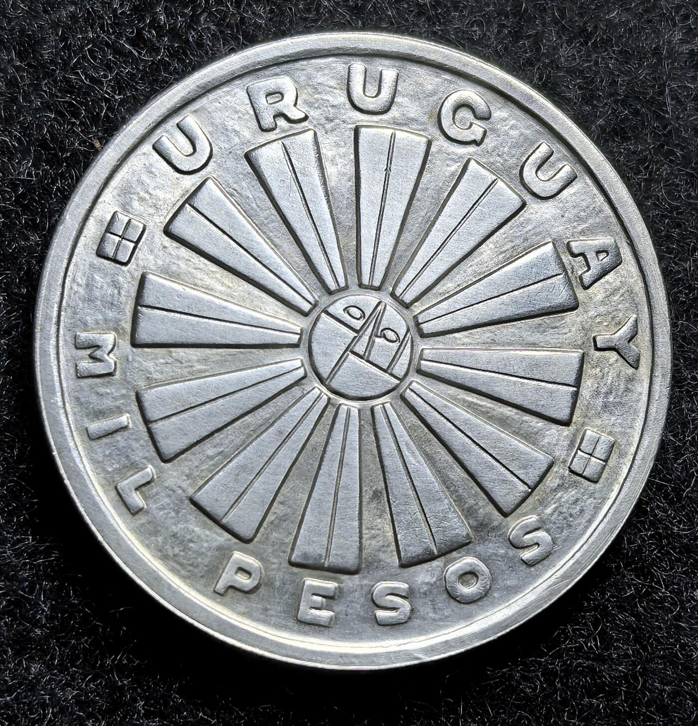 西班牙、丹属西印度、法属殖民地、乌拉圭银币古铜币，周五晚上九点倒数截拍，满百包邮，可寄存半年，喜欢朋友微信扫描二维码可直接参拍 高银乌拉圭1969年粮农1000比索大银币，发行50万枚，km55