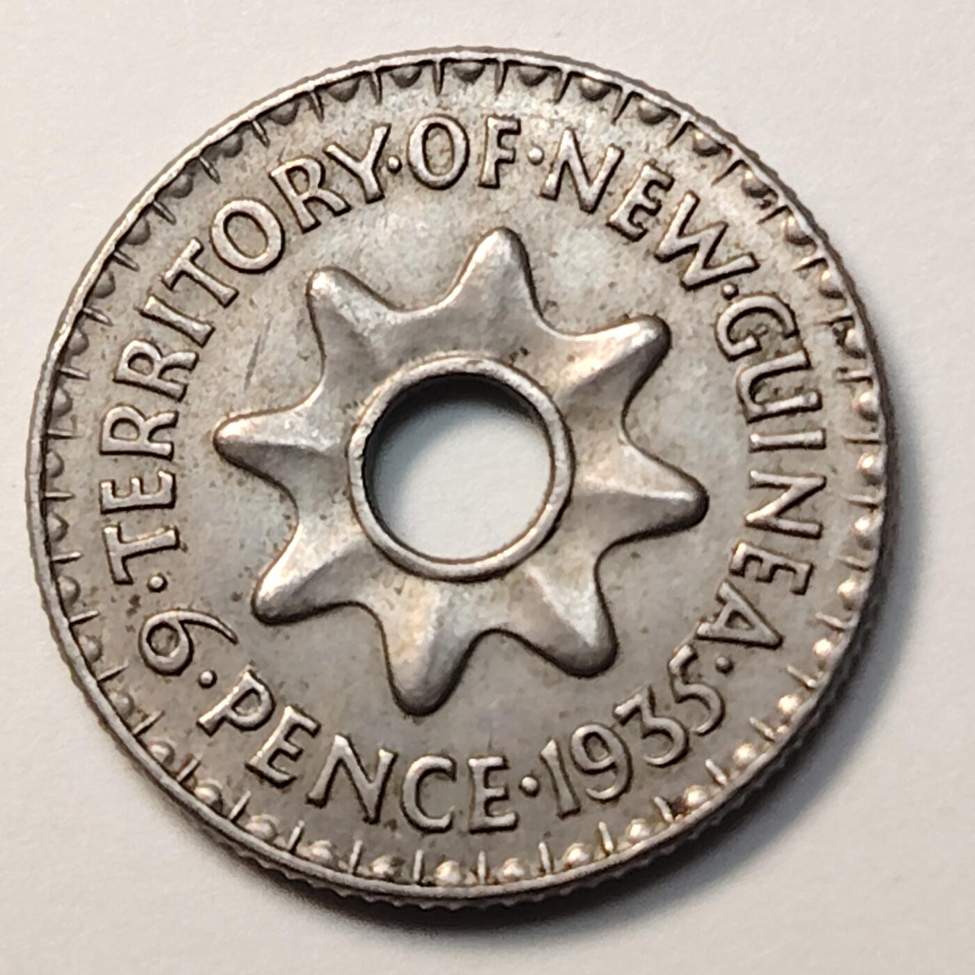 布加迪🐬～世界钱币(上海)🌾第 258 期 /  各国套币和散币 英属新几内亚 1935年 3便士 乔治五世 发行一年 铜镍币 16.34mm