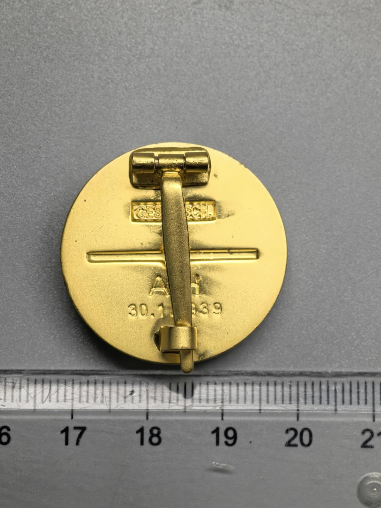 小驴勋章奖章收藏11月8日周六晚6点拍卖（珍爱和平，收藏战争，铭记历史，勿忘国耻，忠党爱国。有偿代拍，送拍规则在简介最后，参拍须阅读规则后再参拍，关系到运费包装发货时效真假辨别等关键信息，拍卖时不再发原图，看大图店主微信码在最后拍品里） 复刻 金D徽1