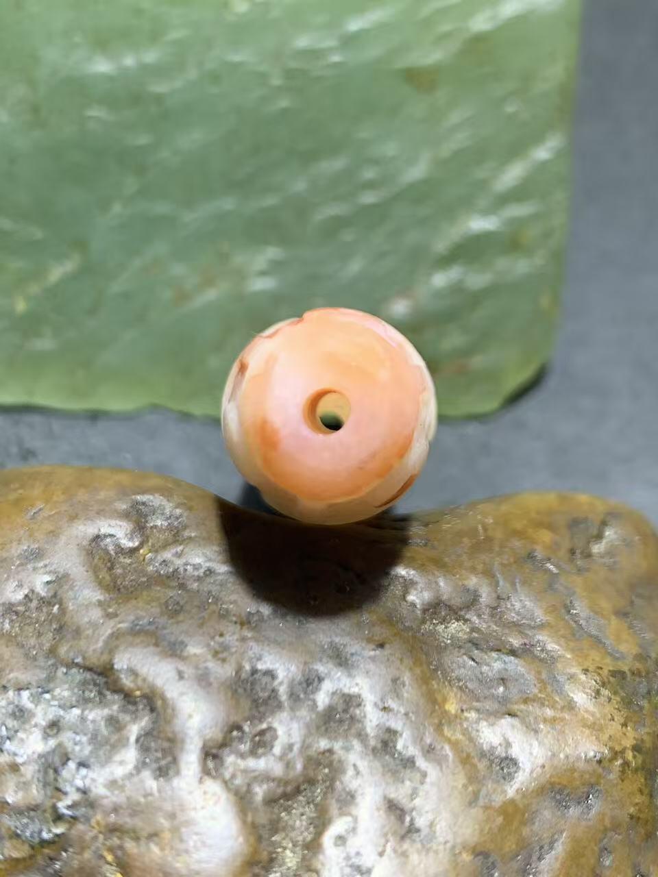 精美川料亚光红白南红玛瑙雕刻九眼天珠一个，