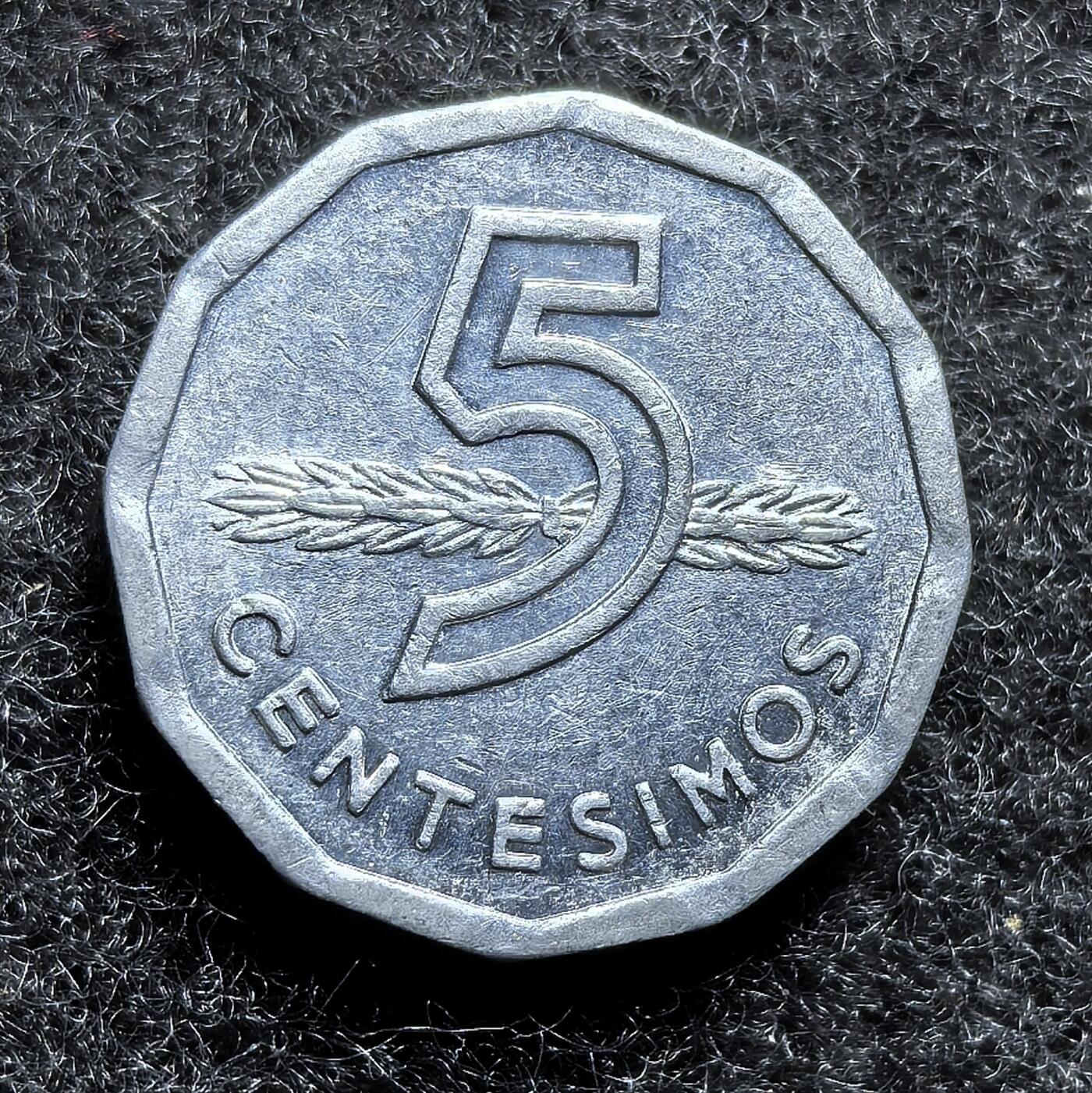 西班牙、丹属西印度、法属殖民地、乌拉圭银币古铜币，周五晚上九点倒数截拍，满百包邮，可寄存半年，喜欢朋友微信扫描二维码可直接参拍 乌拉圭1978年5分,km73