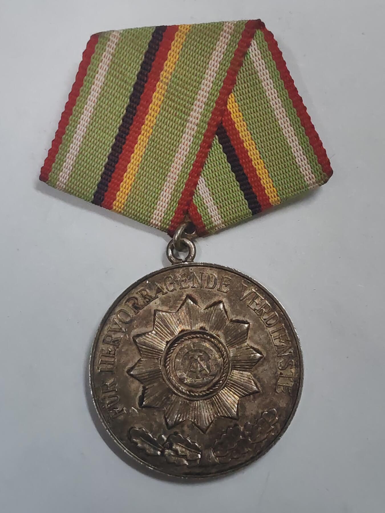 荷兰第128期勋赏拍卖 民主德国银级内务部功绩服役奖章