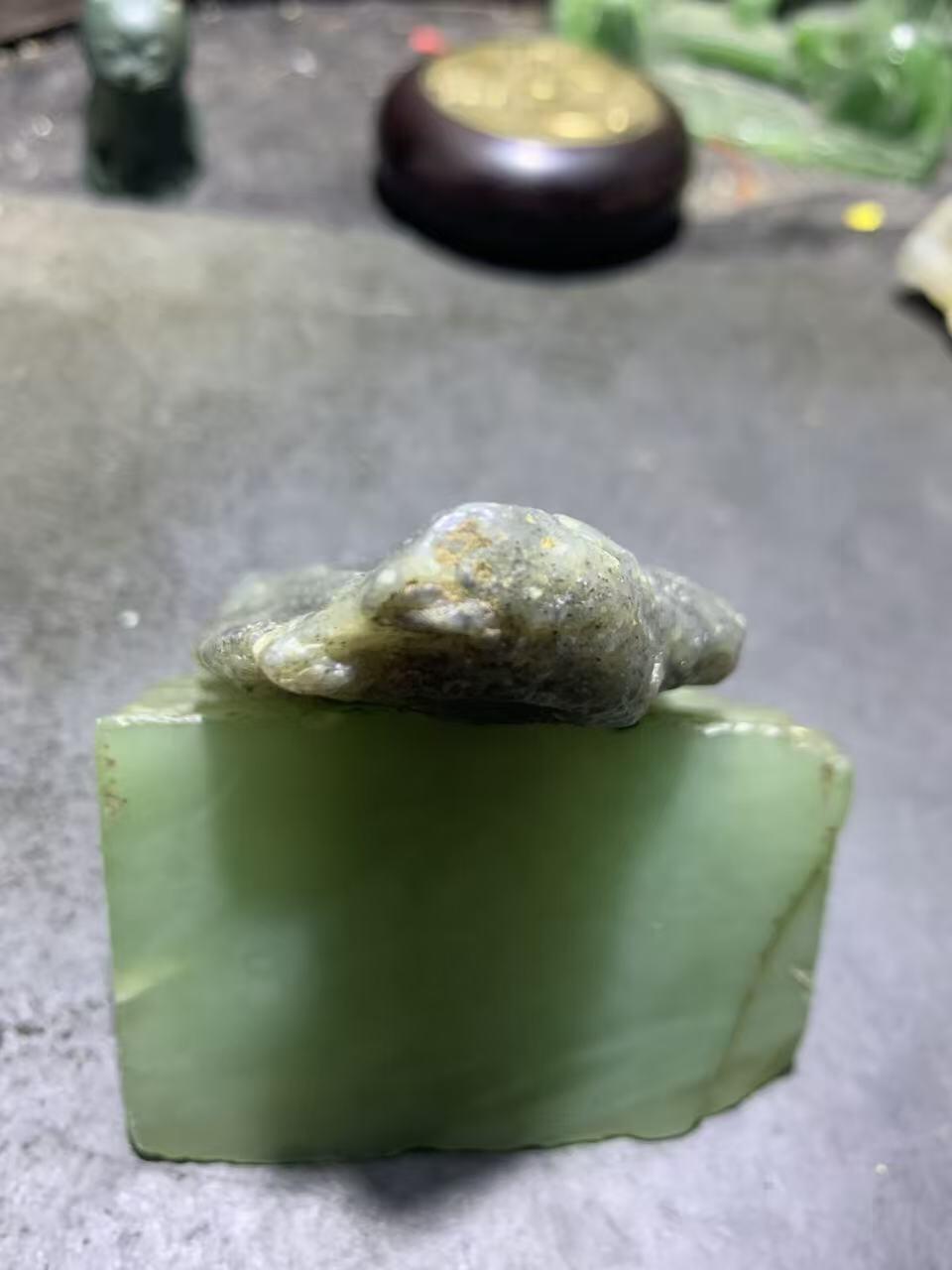 新疆戈壁风化纹和田玉青花玉原石一颗，