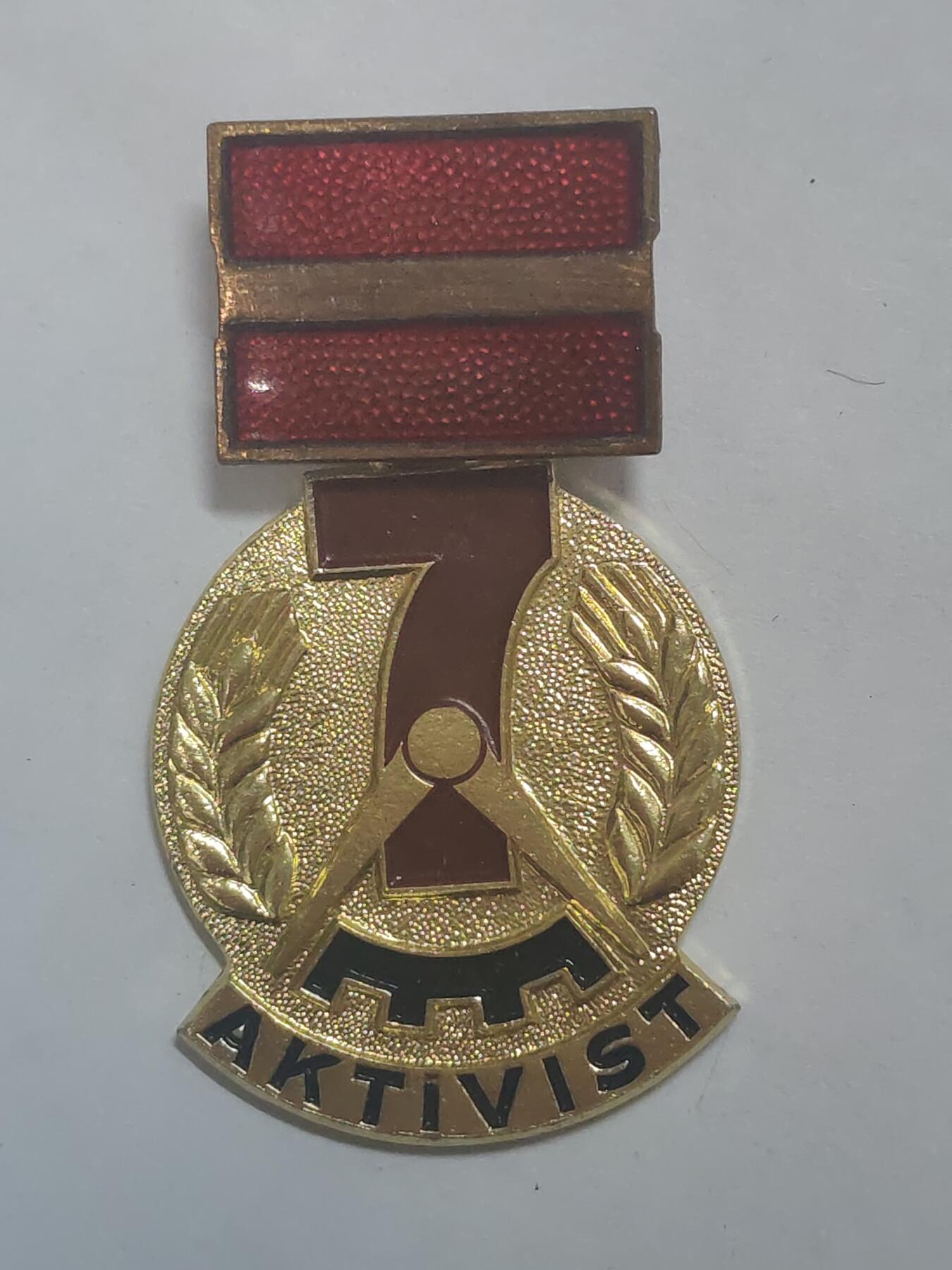 荷兰第128期勋赏拍卖 民主德国七年计划劳动模范奖章