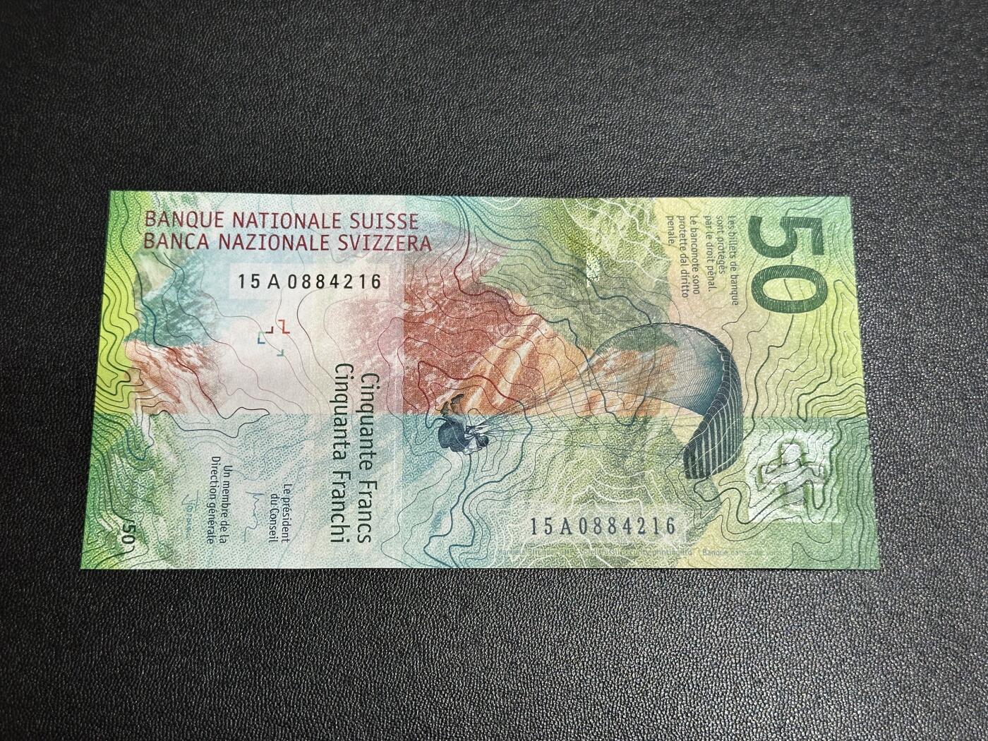 《外钞收藏家》第五百八十二期（精品场）（本平台长期征集拍品、欢迎藏友们联系合作） 2015年瑞士手版50法郎 首发A冠 全新UNC 乔丹首签