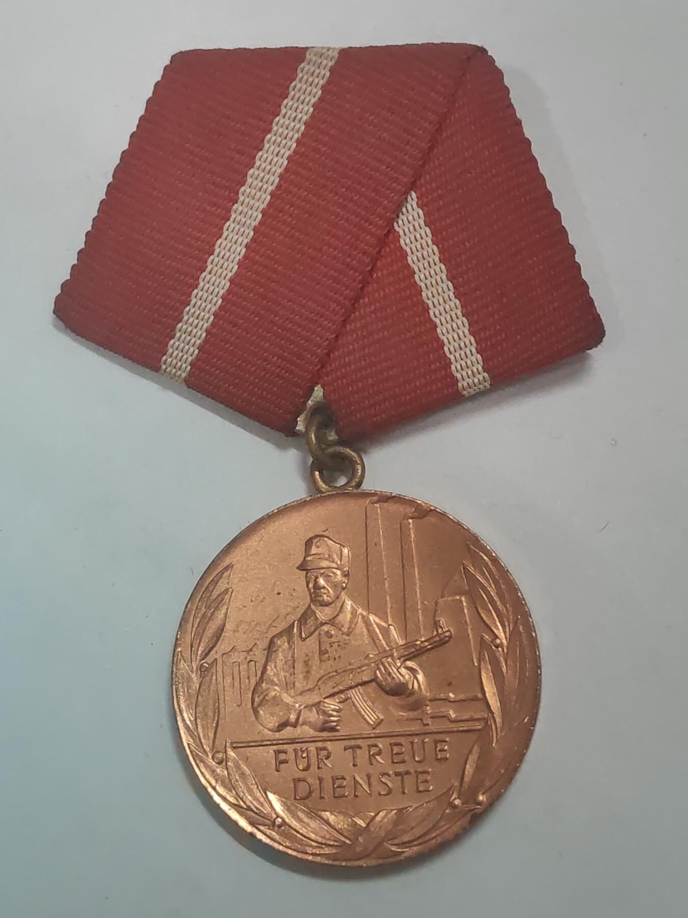 荷兰第128期勋赏拍卖 民主德国铜级工战队忠诚服务奖章