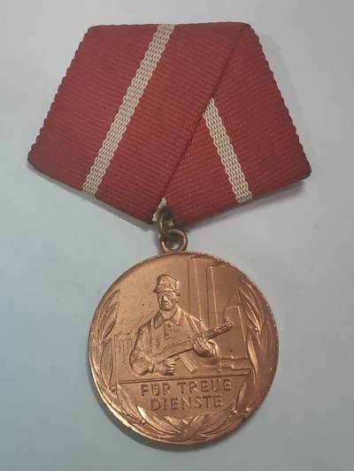 荷兰第128期勋赏拍卖 - 民主德国铜级工战队忠诚服务奖章