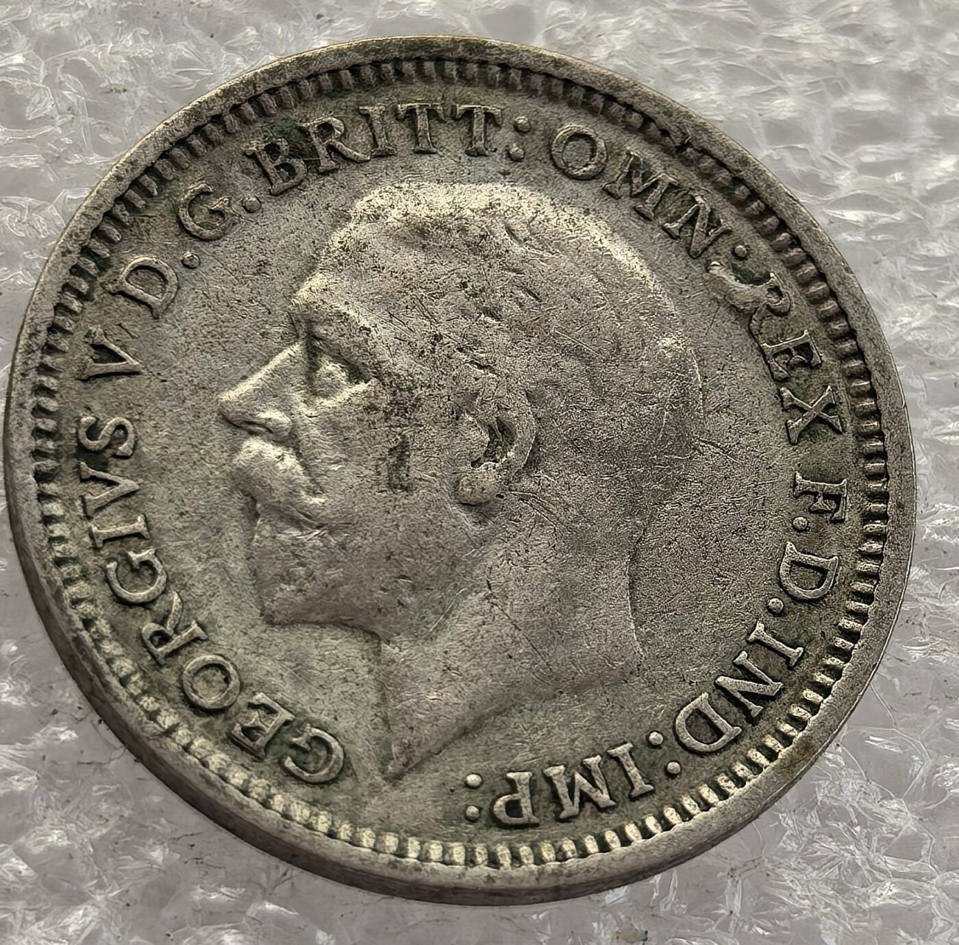  外国优质老铜币银币，周六九点倒数截拍，满百包邮，可寄存半年，喜欢朋友微信扫描二维码可直接参拍 英国1933年3便士银币