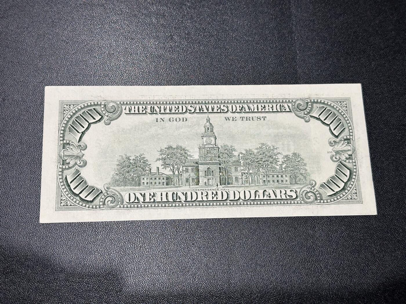 《外钞收藏家》第五百八十二期（精品场）（本平台长期征集拍品、欢迎藏友们联系合作） 1990年美国小头版100美元 UNC-