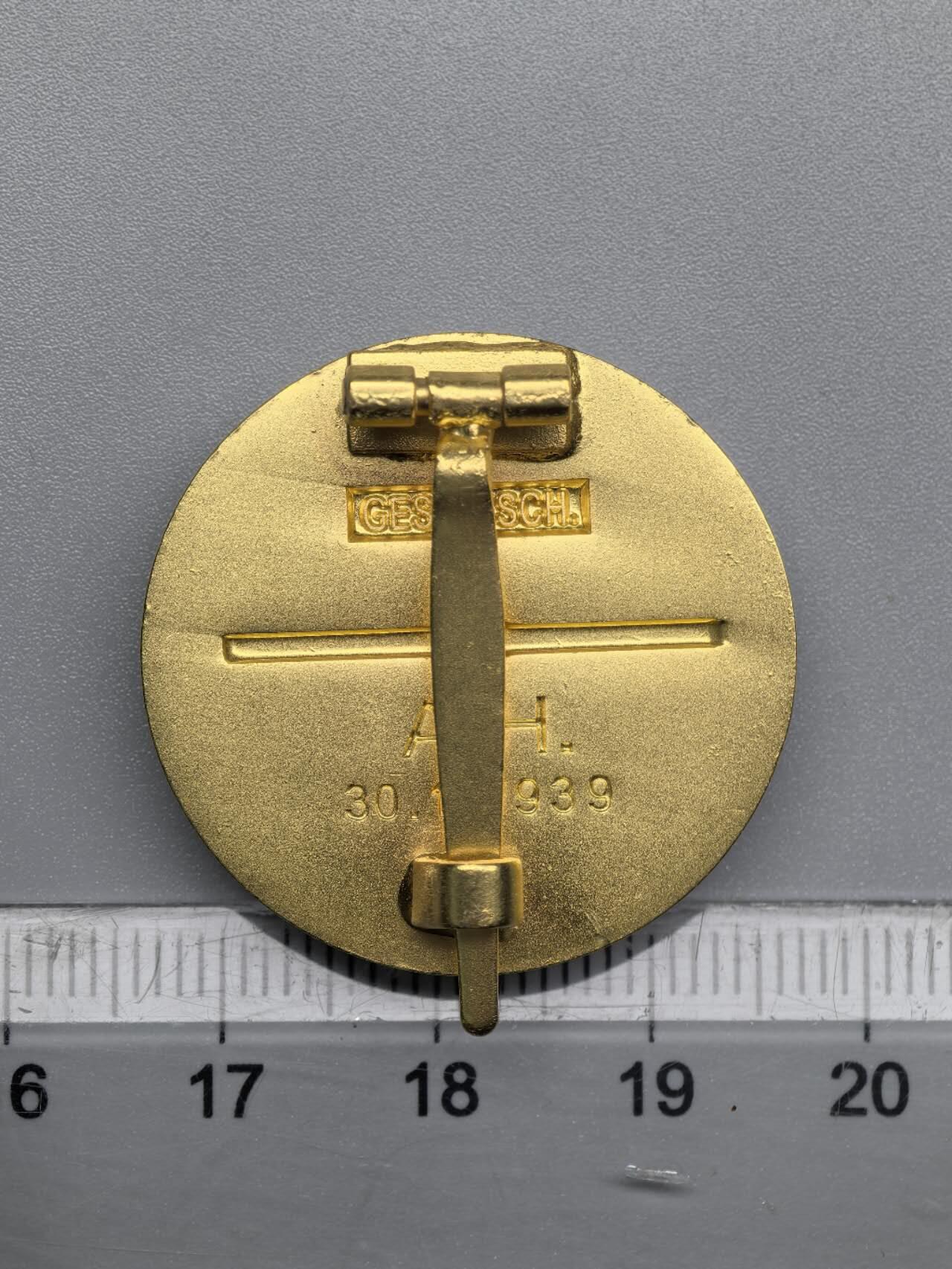 小驴勋章奖章收藏11月8日周六晚6点拍卖（珍爱和平，收藏战争，铭记历史，勿忘国耻，忠党爱国。有偿代拍，送拍规则在简介最后，参拍须阅读规则后再参拍，关系到运费包装发货时效真假辨别等关键信息，拍卖时不再发原图，看大图店主微信码在最后拍品里） 复刻 金D徽2