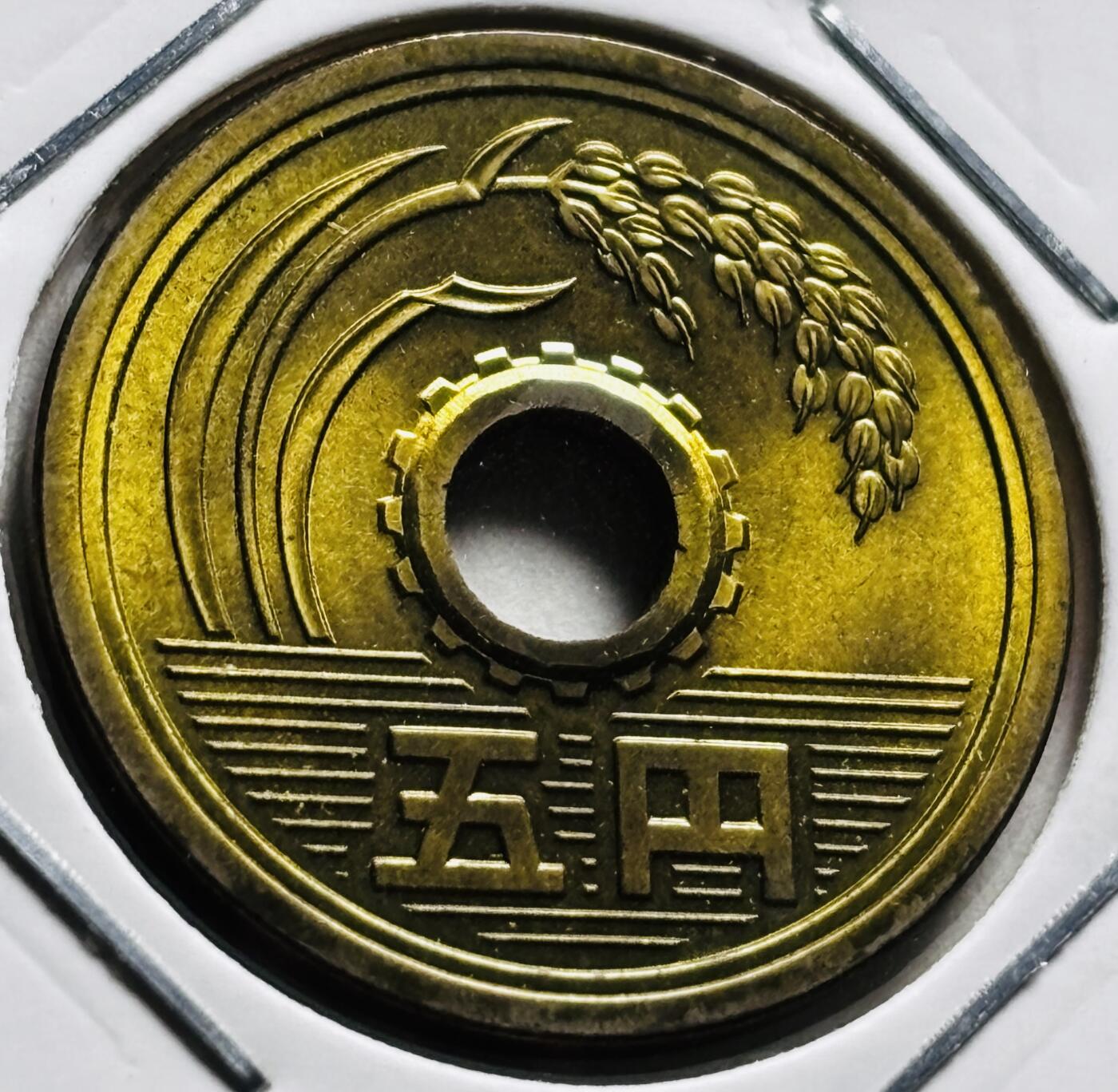 文馨钱币收藏第 279 场，银币，纪念铜章场 长期接收代拍品 全新日本昭和 63 年稻五元