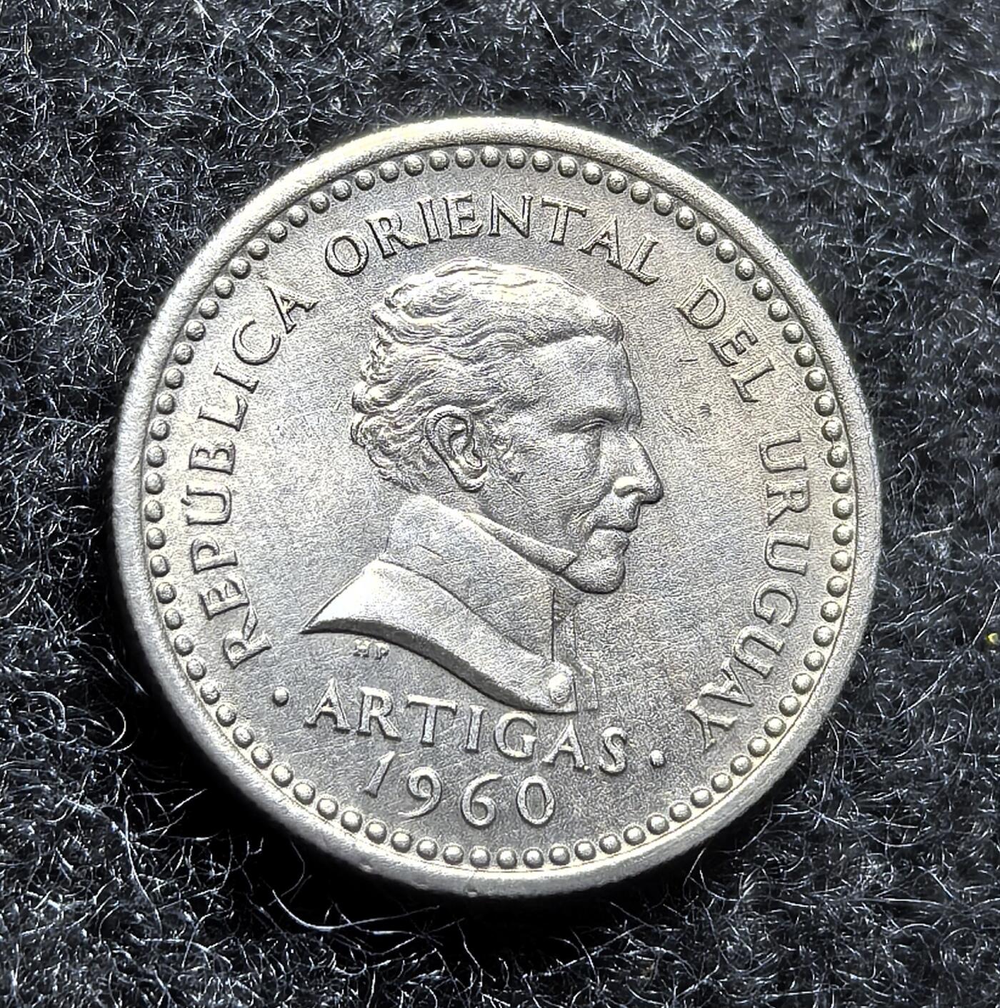 西班牙、丹属西印度、法属殖民地、乌拉圭银币古铜币，周五晚上九点倒数截拍，满百包邮，可寄存半年，喜欢朋友微信扫描二维码可直接参拍 AU品相乌拉圭1960年25分，km40