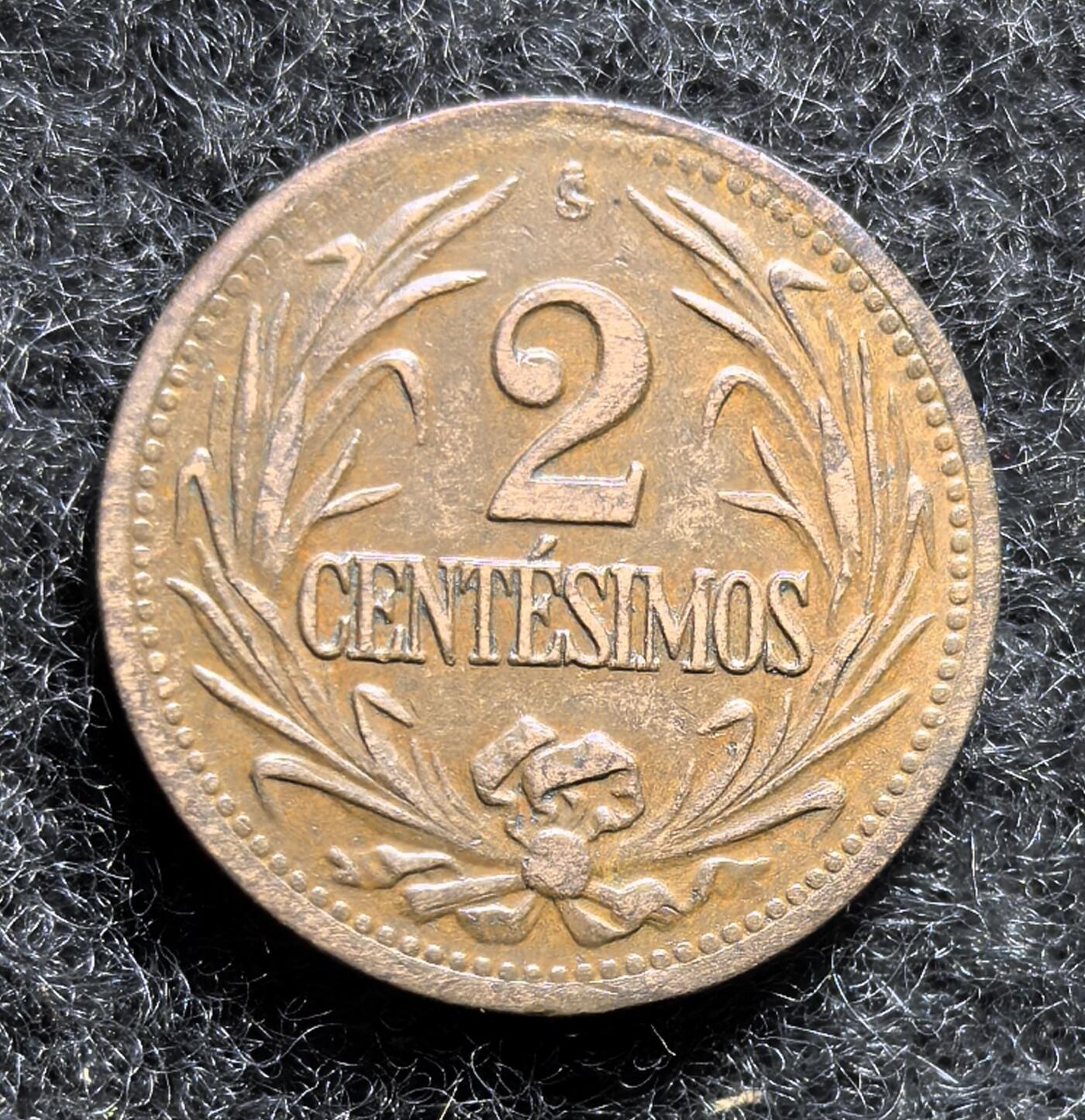 西班牙、丹属西印度、法属殖民地、乌拉圭银币古铜币，周五晚上九点倒数截拍，满百包邮，可寄存半年，喜欢朋友微信扫描二维码可直接参拍 AU品相乌拉圭1949年2分，km20a