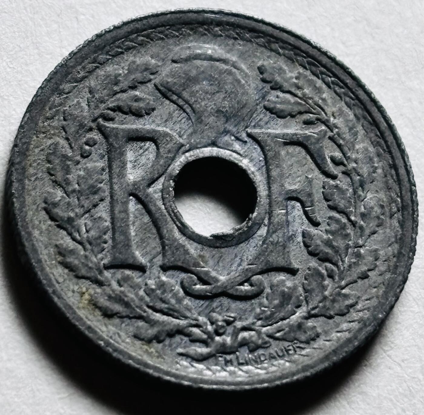 文馨钱币收藏第 279 场，银币，纪念铜章场 长期接收代拍品 MS 级别未流通状态 1945 年法国二战末期 10 分锌币 B 厂标，第五版首发年，只发行 2 年时间，较为少见