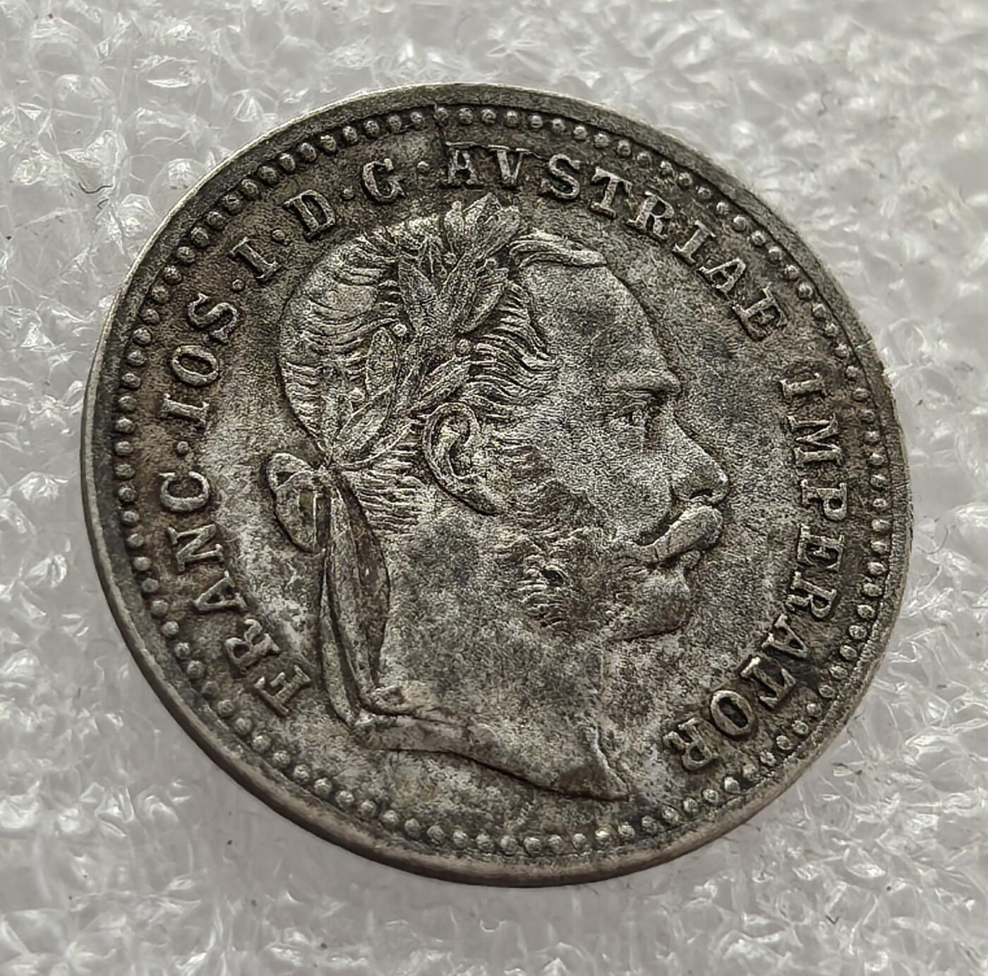  外国优质老铜币银币，周六九点倒数截拍，满百包邮，可寄存半年，喜欢朋友微信扫描二维码可直接参拍