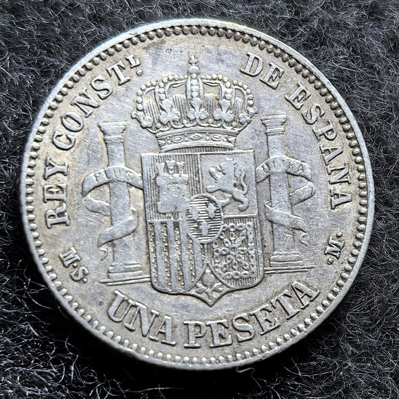 西班牙、丹属西印度、法属殖民地、乌拉圭银币古铜币，周五晚上九点倒数截拍，满百包邮，可寄存半年，喜欢朋友微信扫描二维码可直接参拍 AU品相西班牙1882年1比塞塔银币，km686