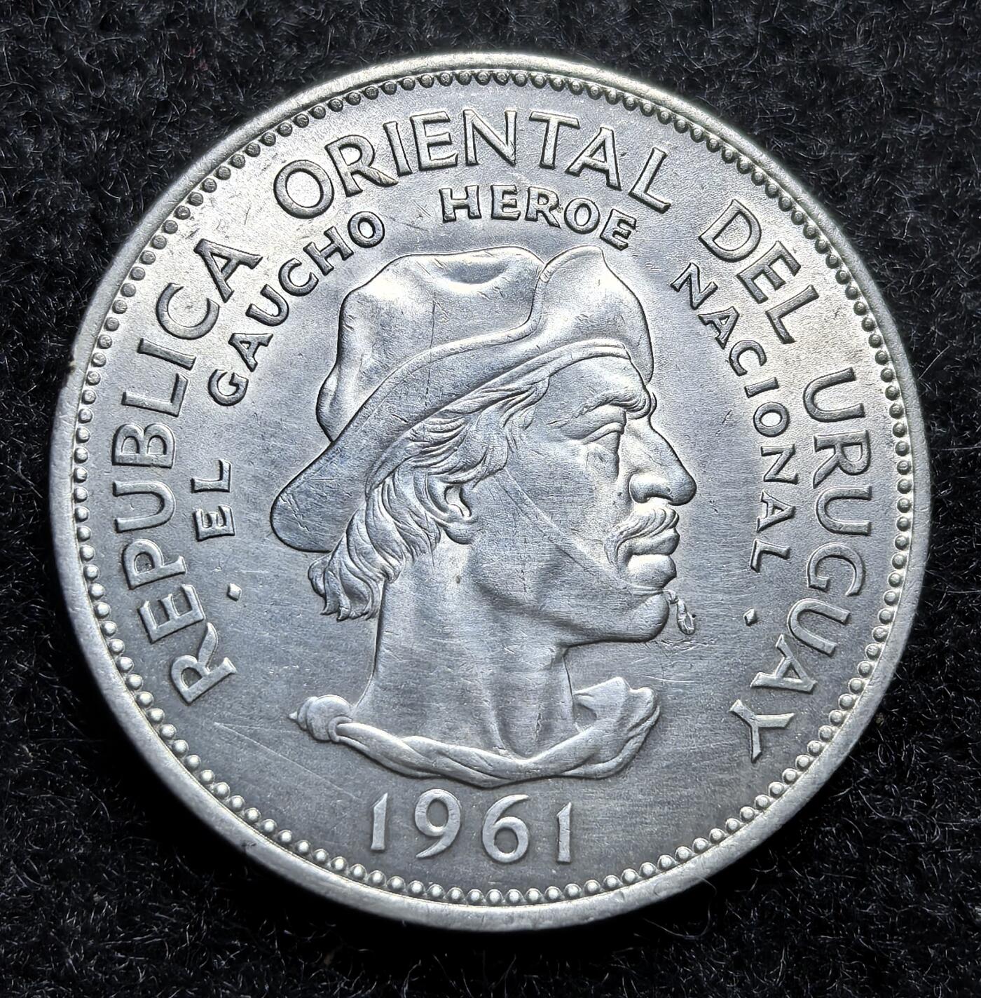 西班牙、丹属西印度、法属殖民地、乌拉圭银币古铜币，周五晚上九点倒数截拍，满百包邮，可寄存半年，喜欢朋友微信扫描二维码可直接参拍 全新乌拉圭1961年10比索银币，km43