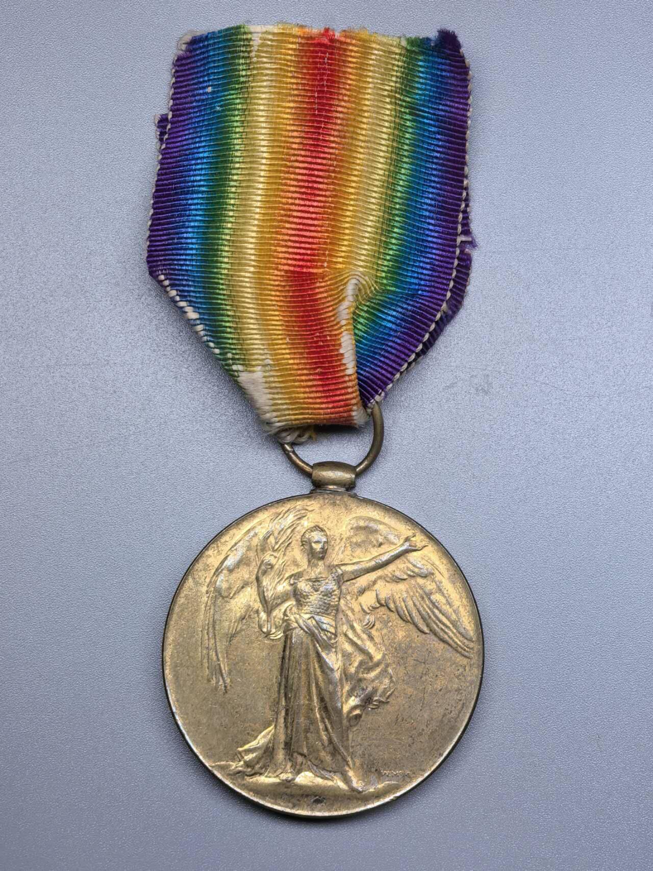 小驴勋章奖章收藏11月8日周六晚6点拍卖（珍爱和平，收藏战争，铭记历史，勿忘国耻，忠党爱国。有偿代拍，送拍规则在简介最后，参拍须阅读规则后再参拍，关系到运费包装发货时效真假辨别等关键信息，拍卖时不再发原图，看大图店主微信码在最后拍品里）