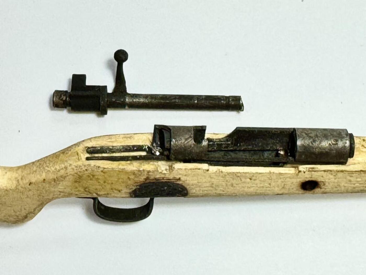 零元拍：钛金 1/6 早期版金属与木制 WWII 98K 模型。全分解状态。无任何击发与射击功能，材质：金属与实木，可拆解。图片仅为展示，以实物为准。全新。