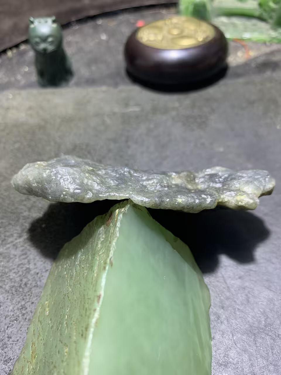 新疆戈壁风化纹和田玉青花玉原石一颗，