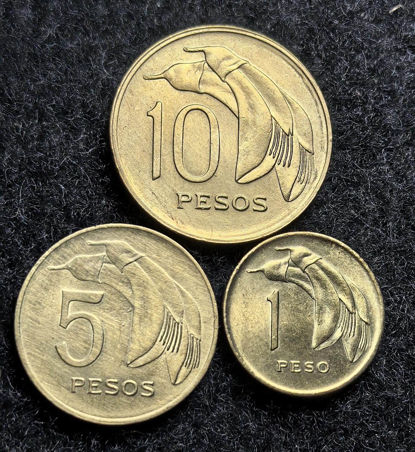 西班牙、丹属西印度、法属殖民地、乌拉圭银币古铜币，周五晚上九点倒数截拍，满百包邮，可寄存半年，喜欢朋友微信扫描二维码可直接参拍 乌拉圭1968年总统三枚套1、5、10比索