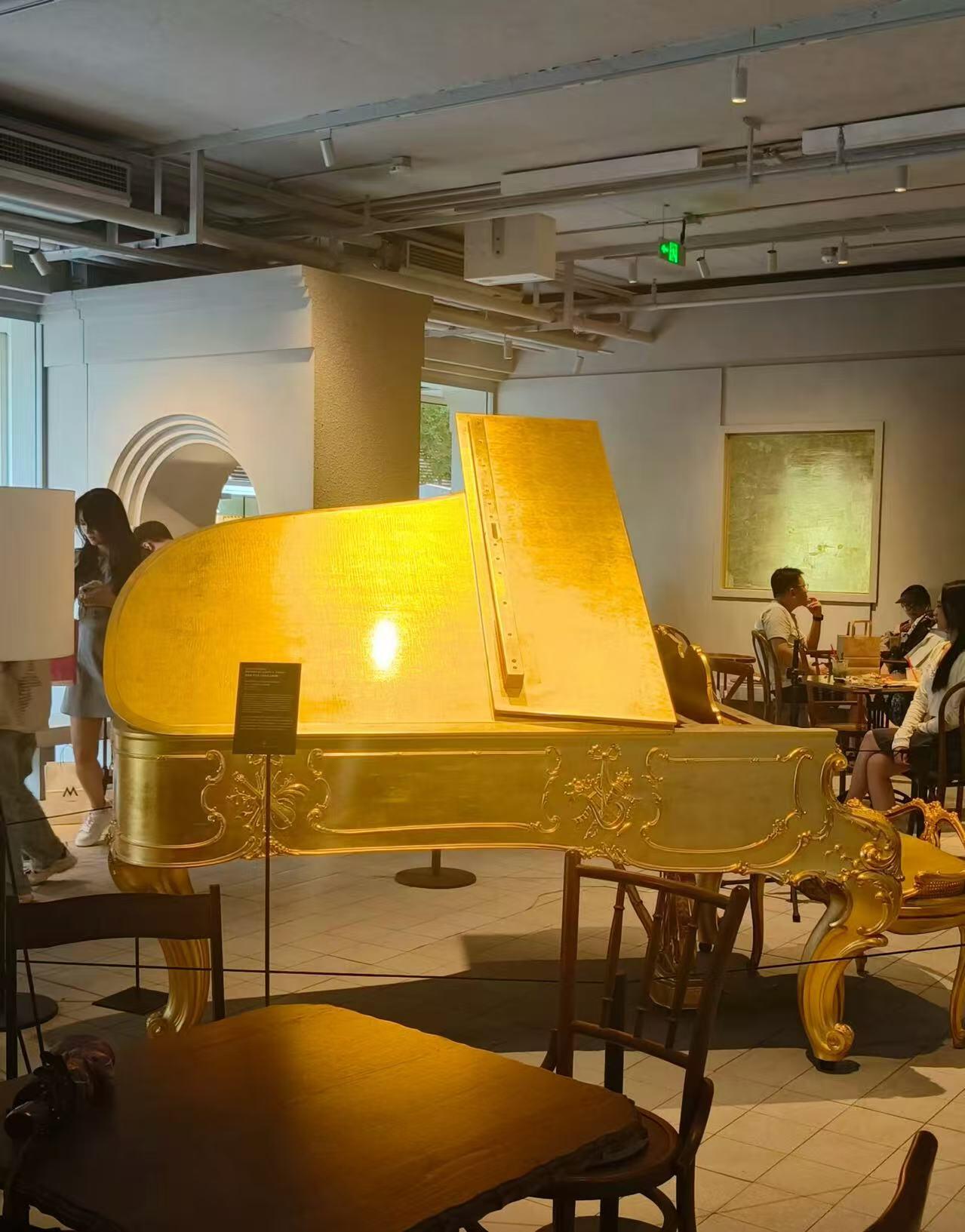 零元拍：周杰伦亲签＃024经典黄油曲奇 精美收藏礼盒，每一块曲奇都是脍炙人口的歌词……三里屯024号小白楼的“爱在西元前咖啡面包店”是周董打造的主题咖啡店，店内设计融入大量其音乐元素，如《告白气球》《稻香》等歌曲命名的甜品，以及标志性的24K鎏金三角钢琴。该楼也被称为“024小白楼”，除咖啡店外，（曲奇大概率已过保质期，仅供收藏，禁止使用，特此说明）