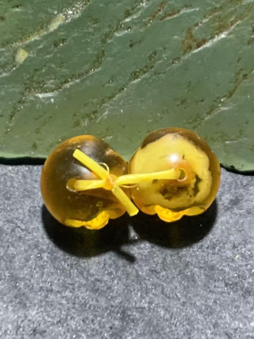 天然乌克兰原矿蜜蜡雕刻弥勒佛腰珠两颗，