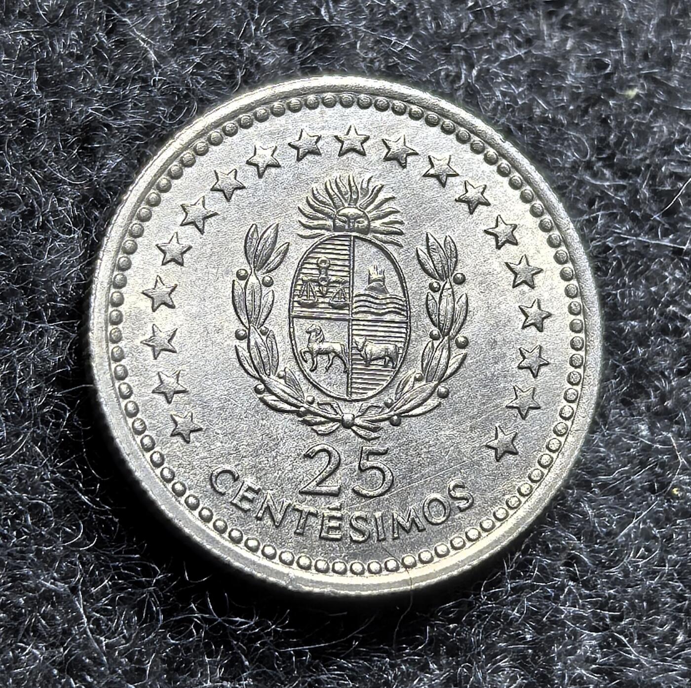 西班牙、丹属西印度、法属殖民地、乌拉圭银币古铜币，周五晚上九点倒数截拍，满百包邮，可寄存半年，喜欢朋友微信扫描二维码可直接参拍 AU品相乌拉圭1960年25分，km40