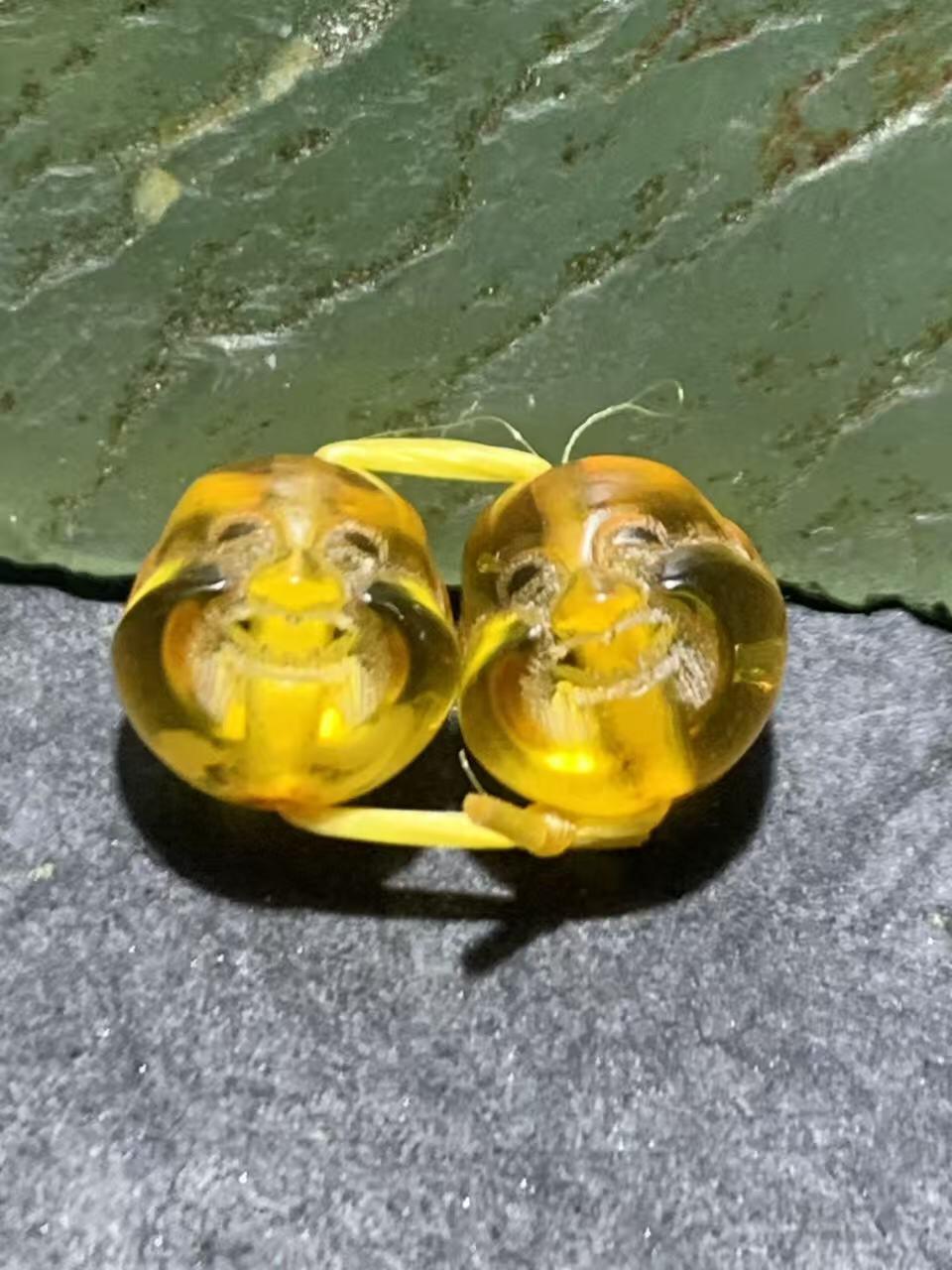 天然乌克兰原矿蜜蜡雕刻弥勒佛腰珠两颗，