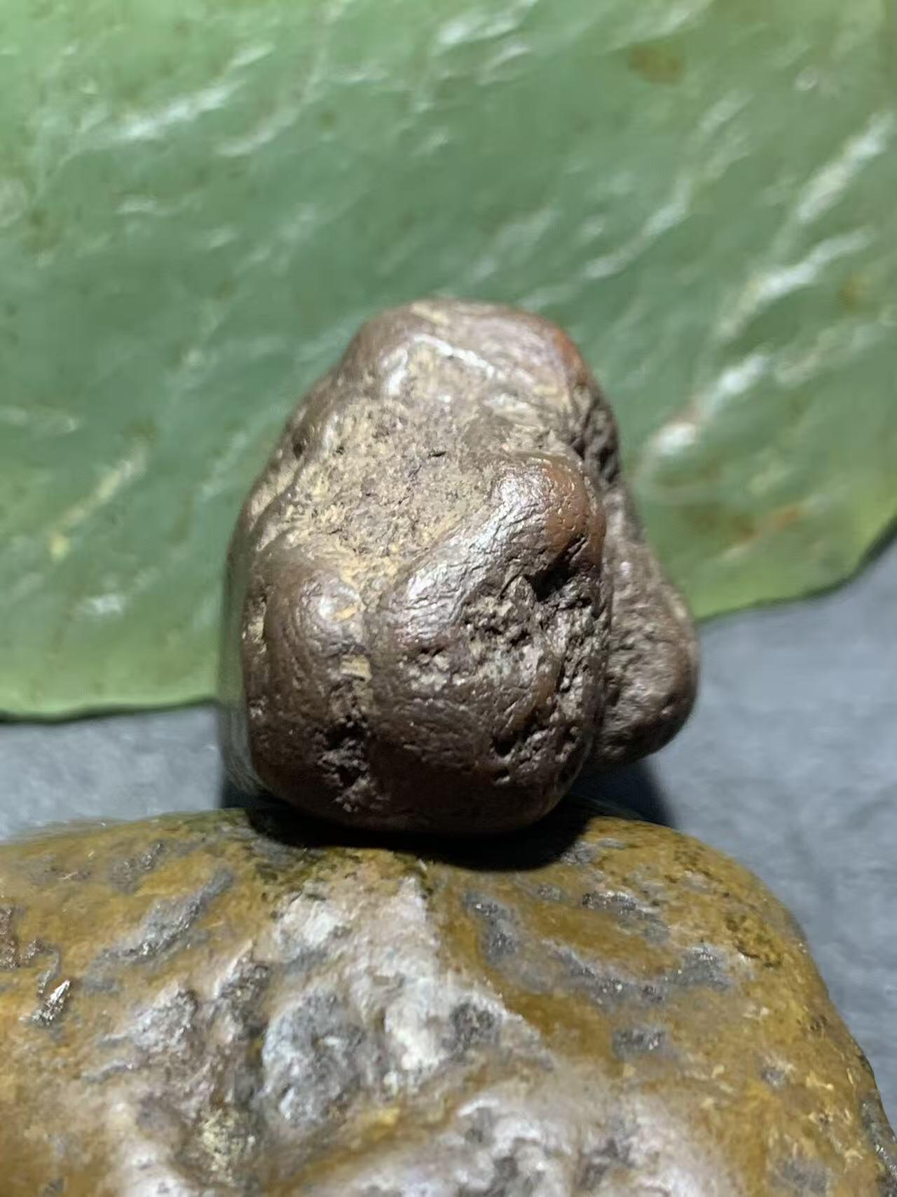 精美铁皮南红玛瑙原石一颗，