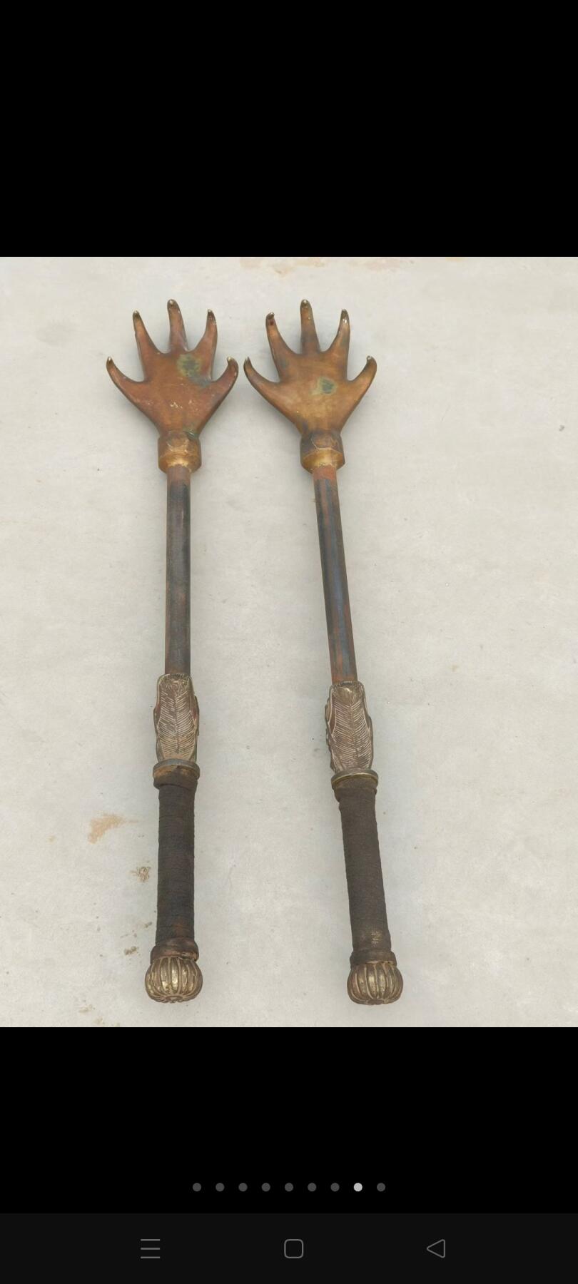 清代民国古代老兵器一对。铜手铜铛，做工精细奇特，包浆浑厚皮克老辣，全品完整牢固值得拥有。 尺寸长65/直径12Cm重4.5斤。