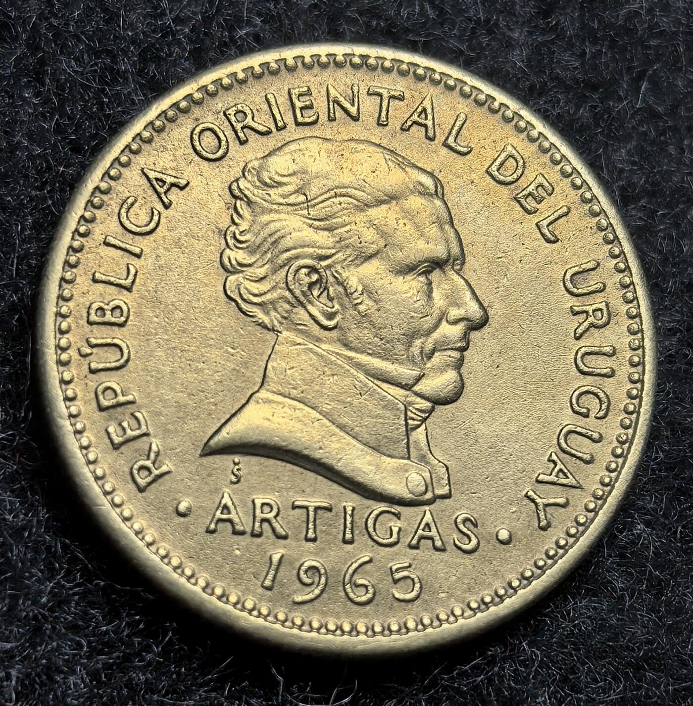 西班牙、丹属西印度、法属殖民地、乌拉圭银币古铜币，周五晚上九点倒数截拍，满百包邮，可寄存半年，喜欢朋友微信扫描二维码可直接参拍 XF品相乌拉圭1965年10比索，km48