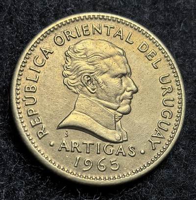 西班牙、丹属西印度、法属殖民地、乌拉圭银币古铜币，周五晚上九点倒数截拍，满百包邮，可寄存半年，喜欢朋友微信扫描二维码可直接参拍 - XF品相乌拉圭1965年10比索，km48