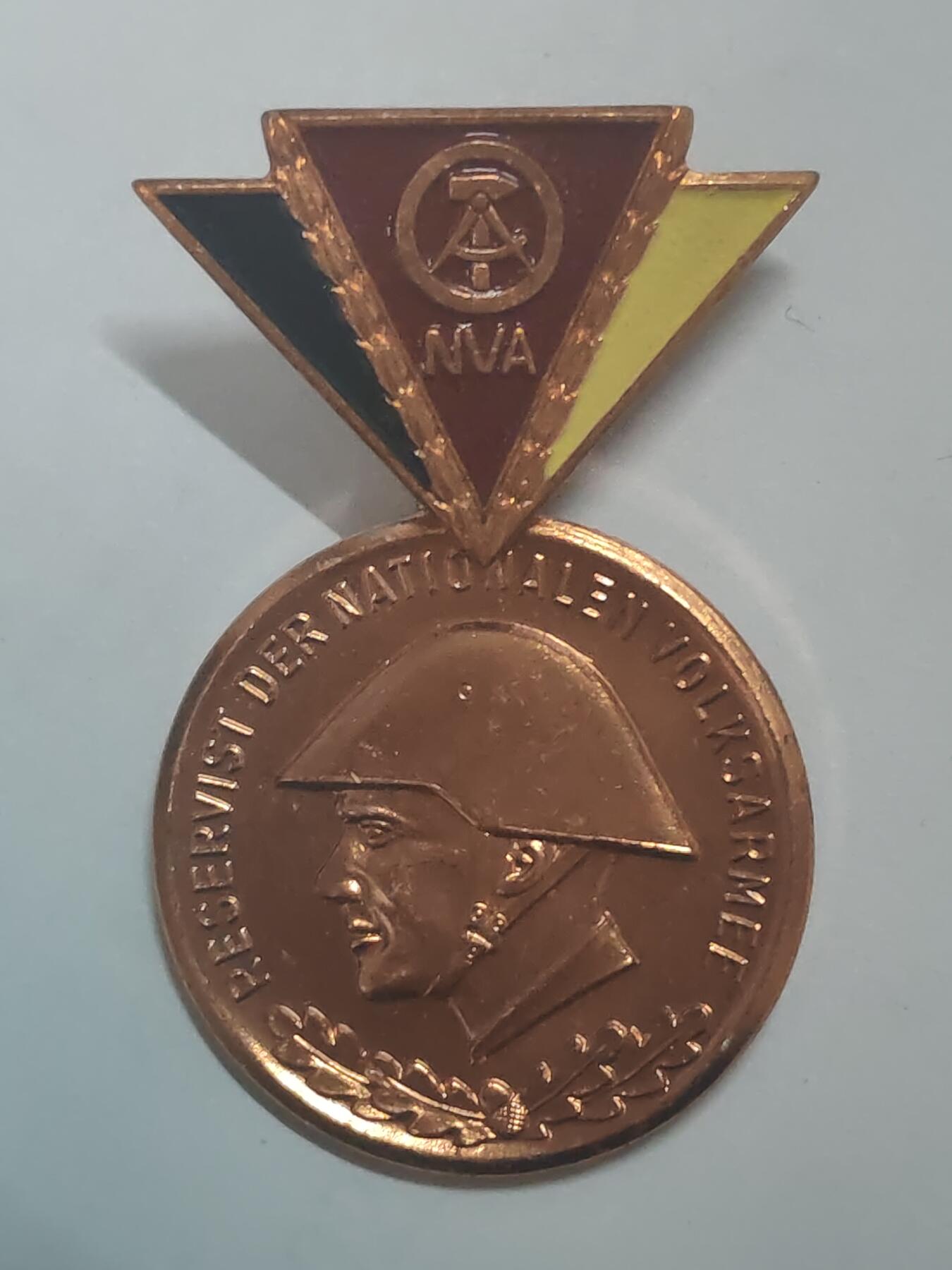 荷兰第128期勋赏拍卖 民主德国铜级人民军预备役优秀服务奖章